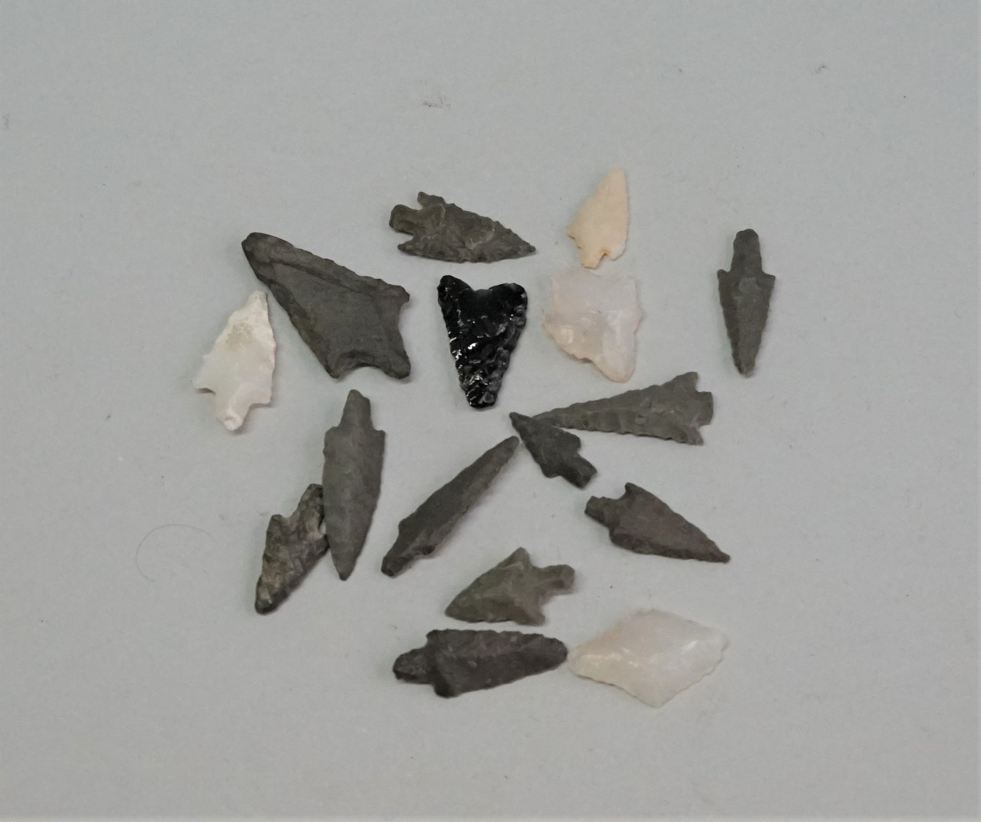 Null Lot of 16 arrowheads in grey basalt, translucent flint and obsidian. Pre-Co&hellip;