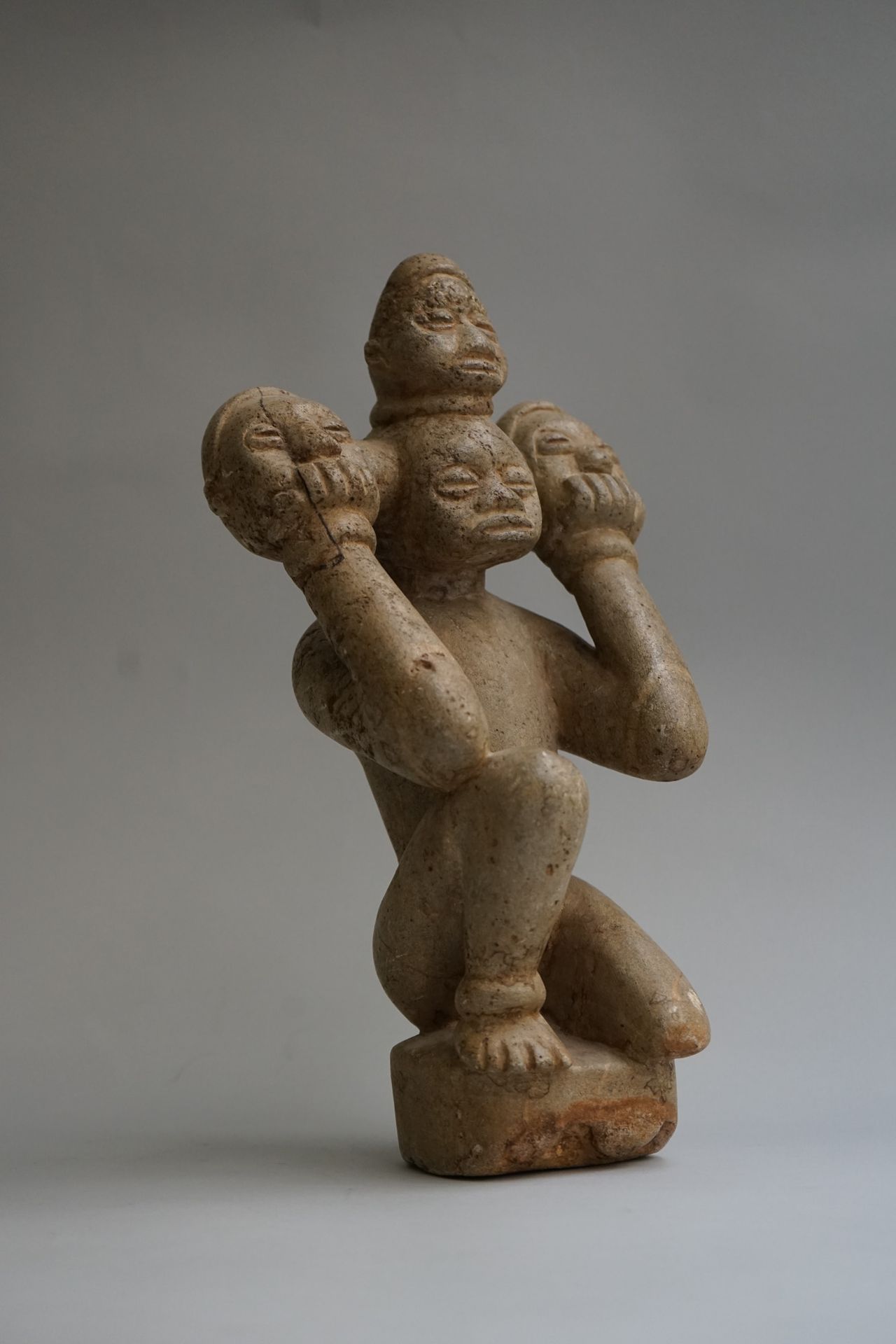 Null 拟人图显示一个跪着的人可能戴着一个三头的面具，他用手支撑着。石灰石。

刚果民主共和国。

高：32厘米

这批货物不接受邮寄，只接受承运人。
