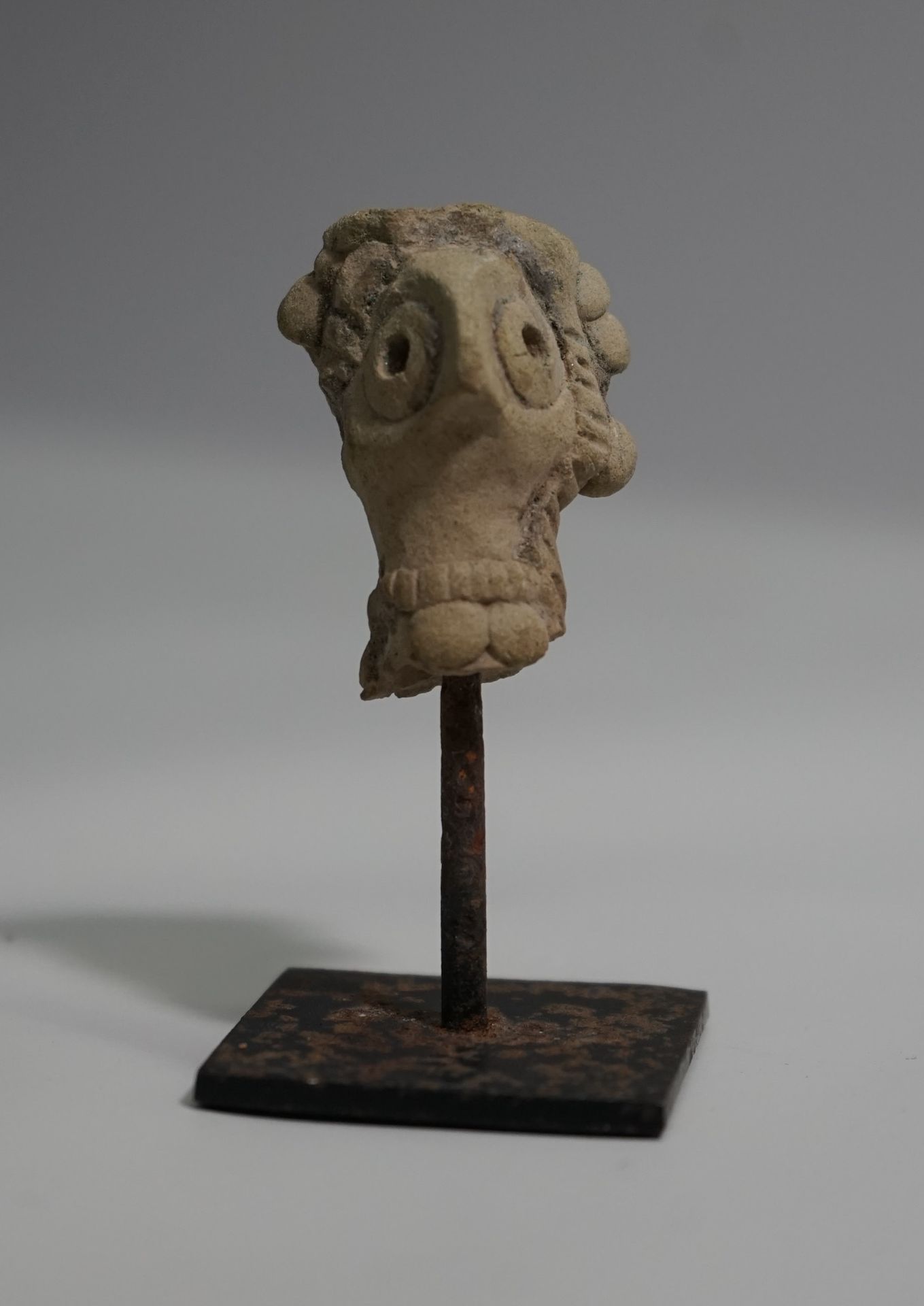 Null Tête d'idole en terre cuite argileuse, de style Syro-hittite. H: 4.3cm