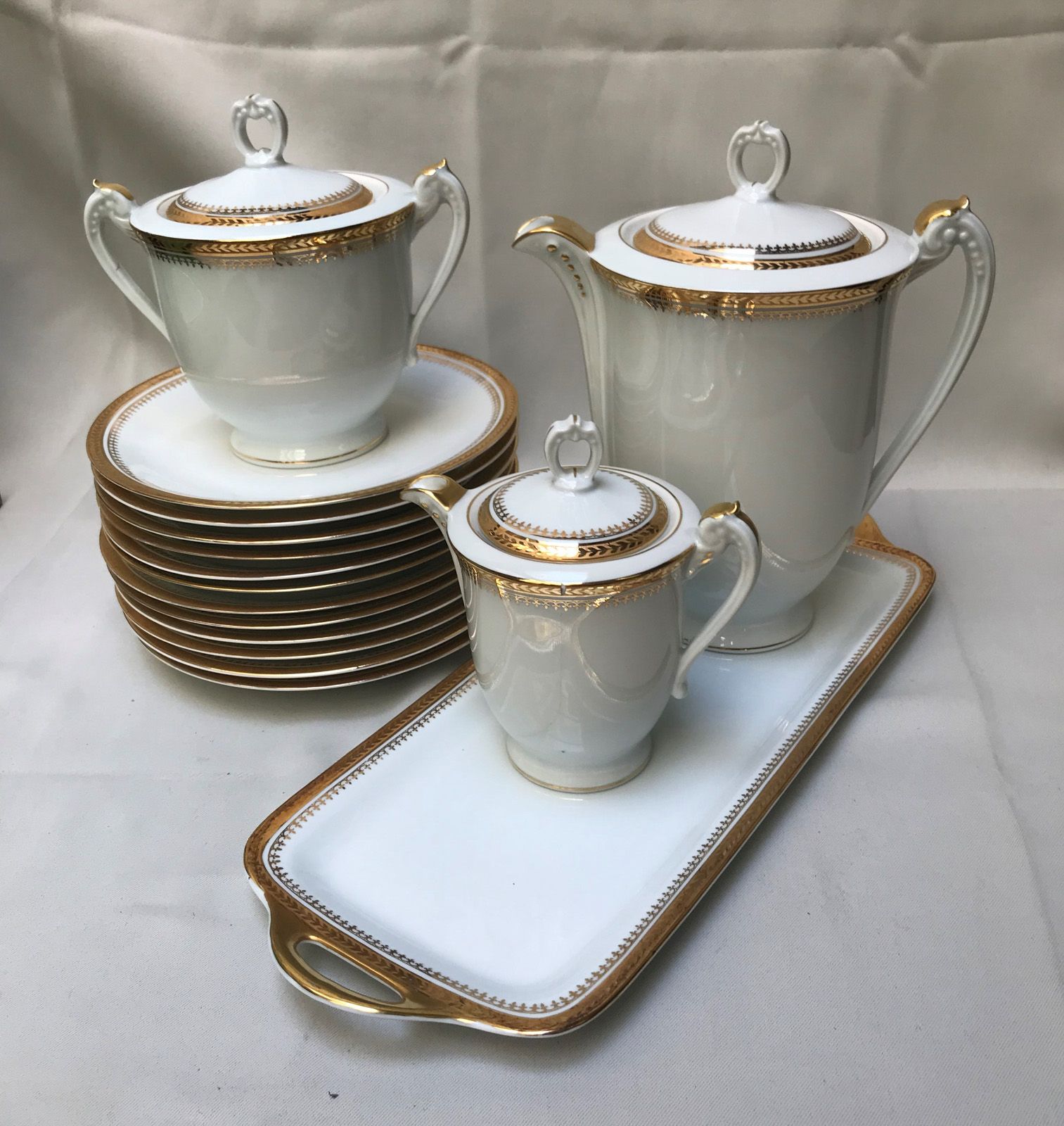Null LIMOGES - 月桂树叶和金饰的白瓷茶和甜点套装，包括：牛奶壶，茶壶，糖碗，蛋糕盘，蛋糕盘，12个甜点盘，12个杯子和12个碟子，一个糖果展示架（&hellip;