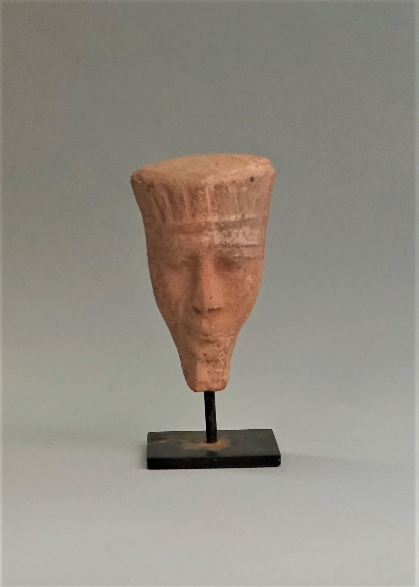 Null Kopf aus Terrakotta im Pharaonenstil. 10x6.5cm