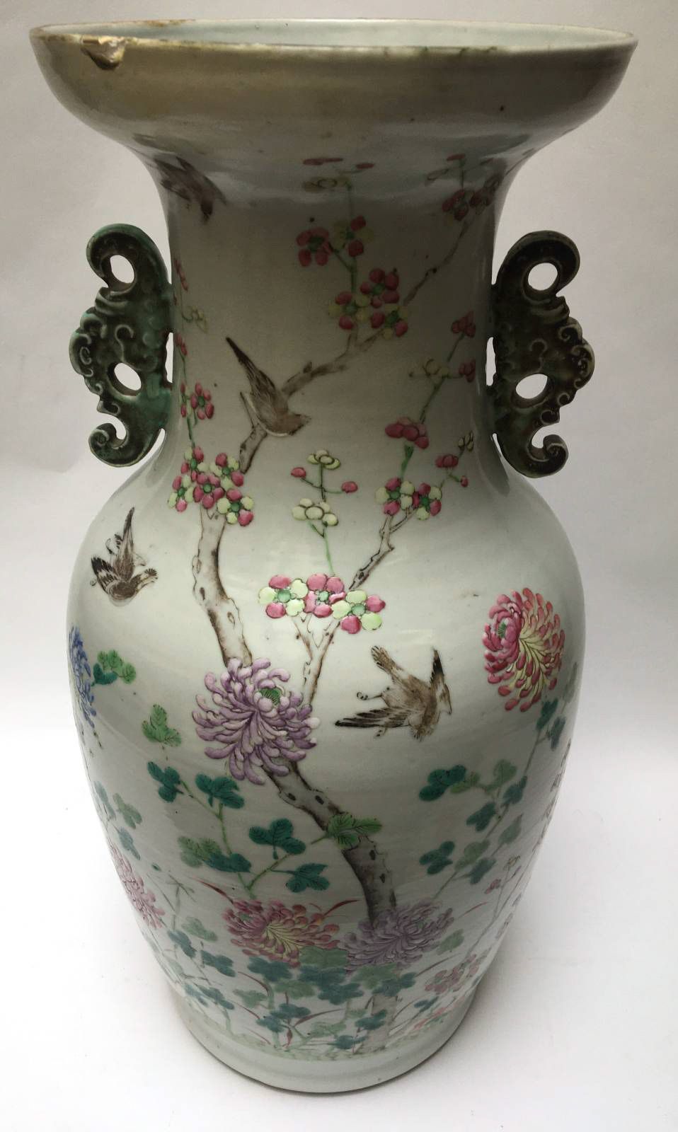 Null 饰有牡丹、蝴蝶和菊花的多色瓷质柱形花瓶。

中国，20世纪初

高：44厘米 

(脖子上的芯片)