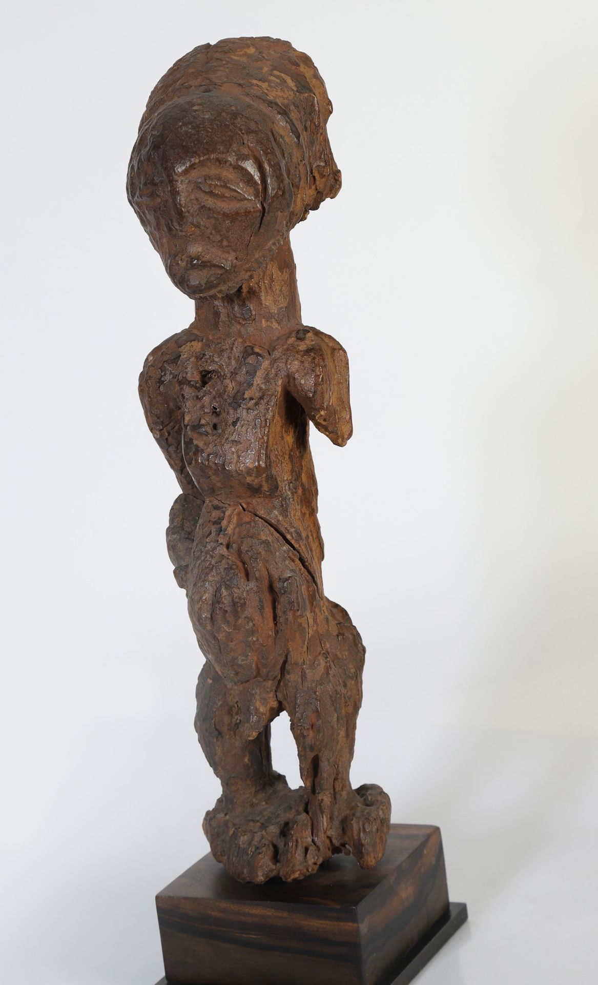 Null 拟人化的雕像，有一个站立的男性形象。侵蚀严重的木材。卢巴，刚果民主共和国

37x11x7cm
