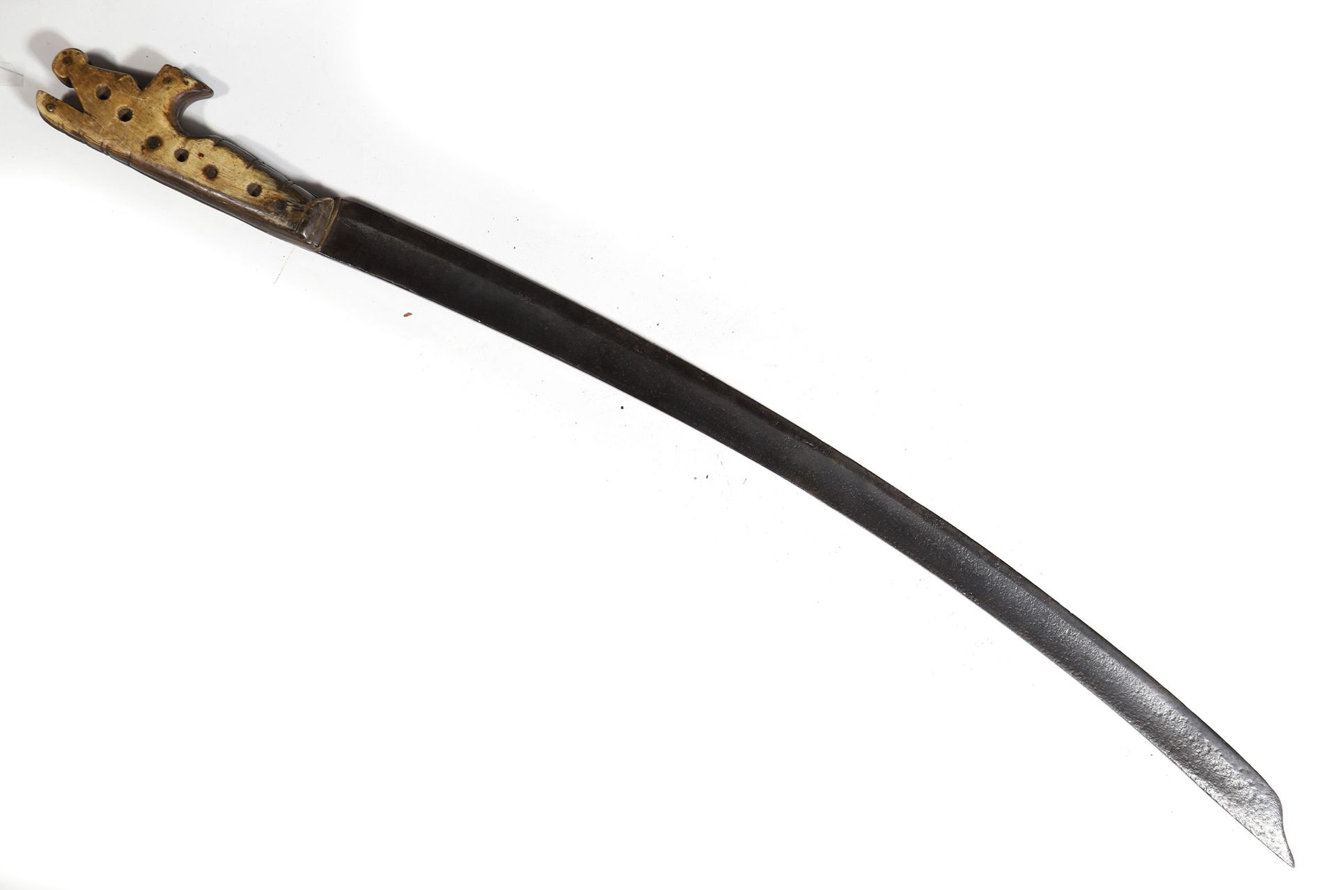 Null 军刀，刀身略微弯曲，刀柄用木头雕刻。不带刀鞘。

柏柏尔人，摩洛哥西南部

长：78厘米