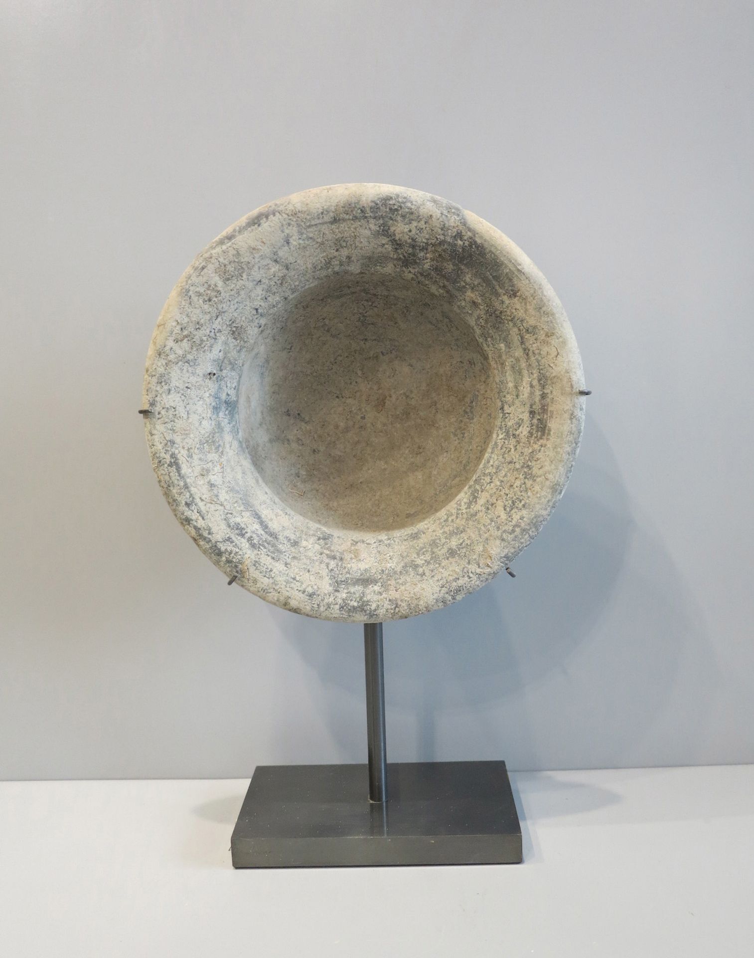 Null Apode bowl on a base. Terracotta.

Thailand, 19th century

21x7cm