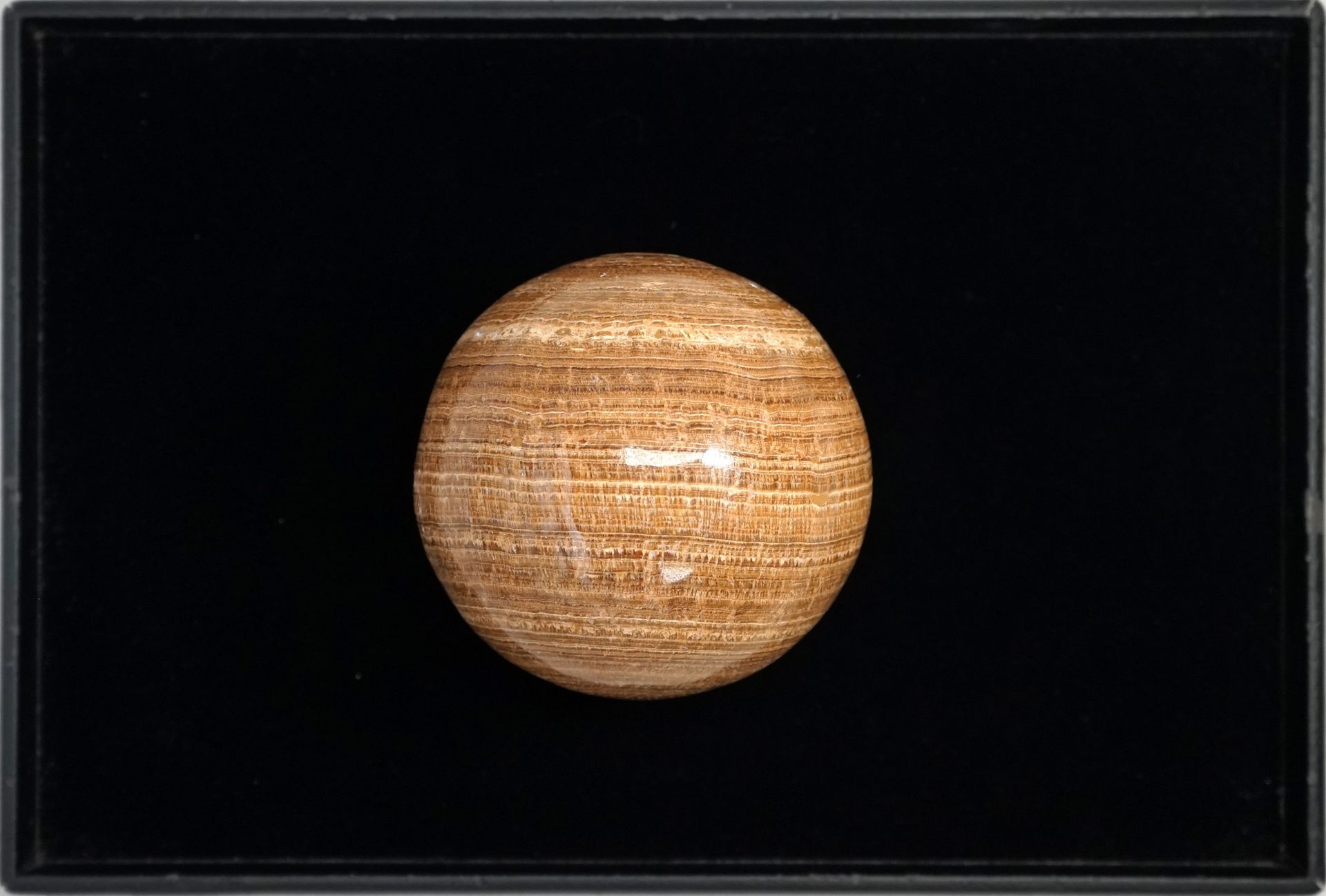 Null Bella sfera di cristallo di aragonite con bande marroni. D: 11cm