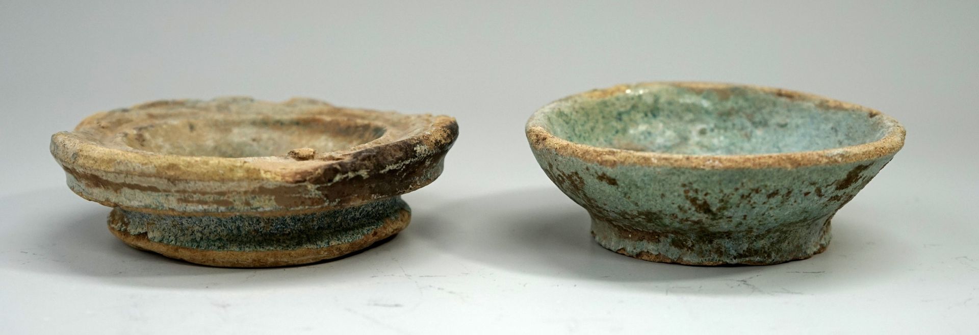 Null 一套两个绿釉陶器碗（碎片）。Gourgan，13世纪。

D：12厘米和11厘米