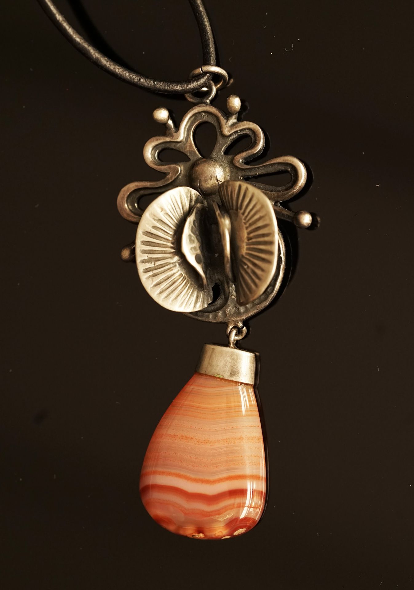 Null SEPPO TAMMINEN - 925/°银质吊坠，显示一朵手持玛瑙吊坠的花。皮绳。已签名，芬兰制造。高：5.2厘米