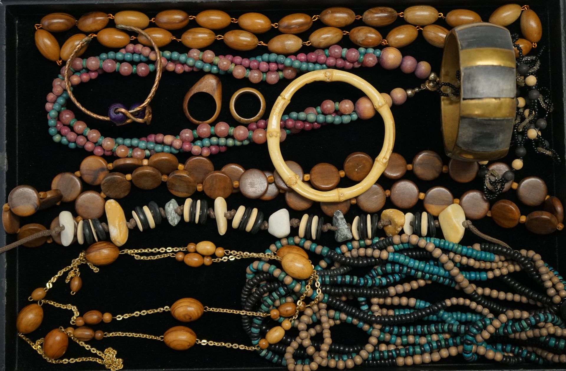 Null 时尚珠宝：一套金银金属、木头、树脂、复合材料等的服装珠宝，包括项链和手镯。