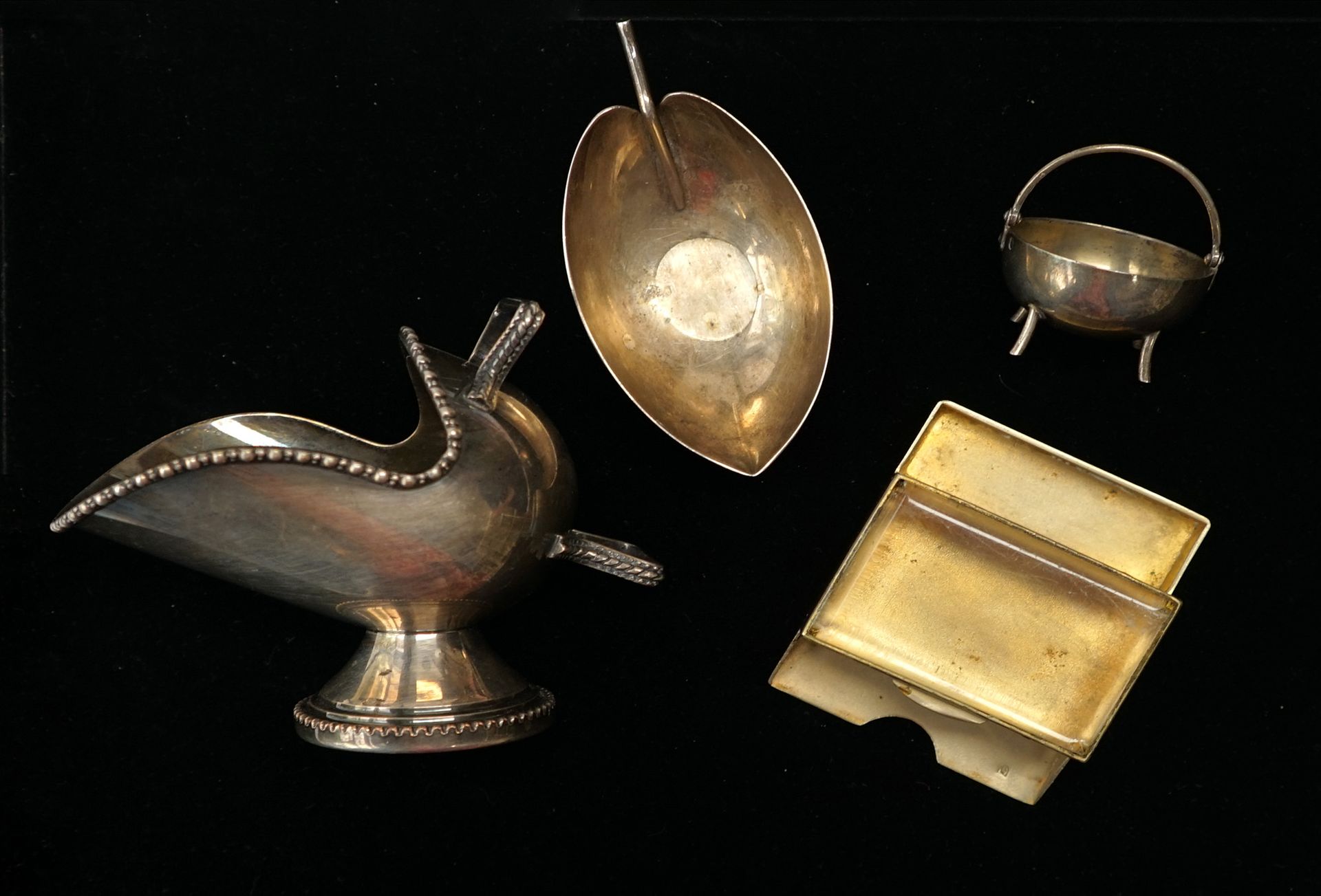 Null 一套镀银的金属制品，包括Christofle叶子形状的汤锅，英国头盔形状的酱船和一个玻璃盖子的邮票盒。

Boin Taburet的微型银壶，PB：2&hellip;