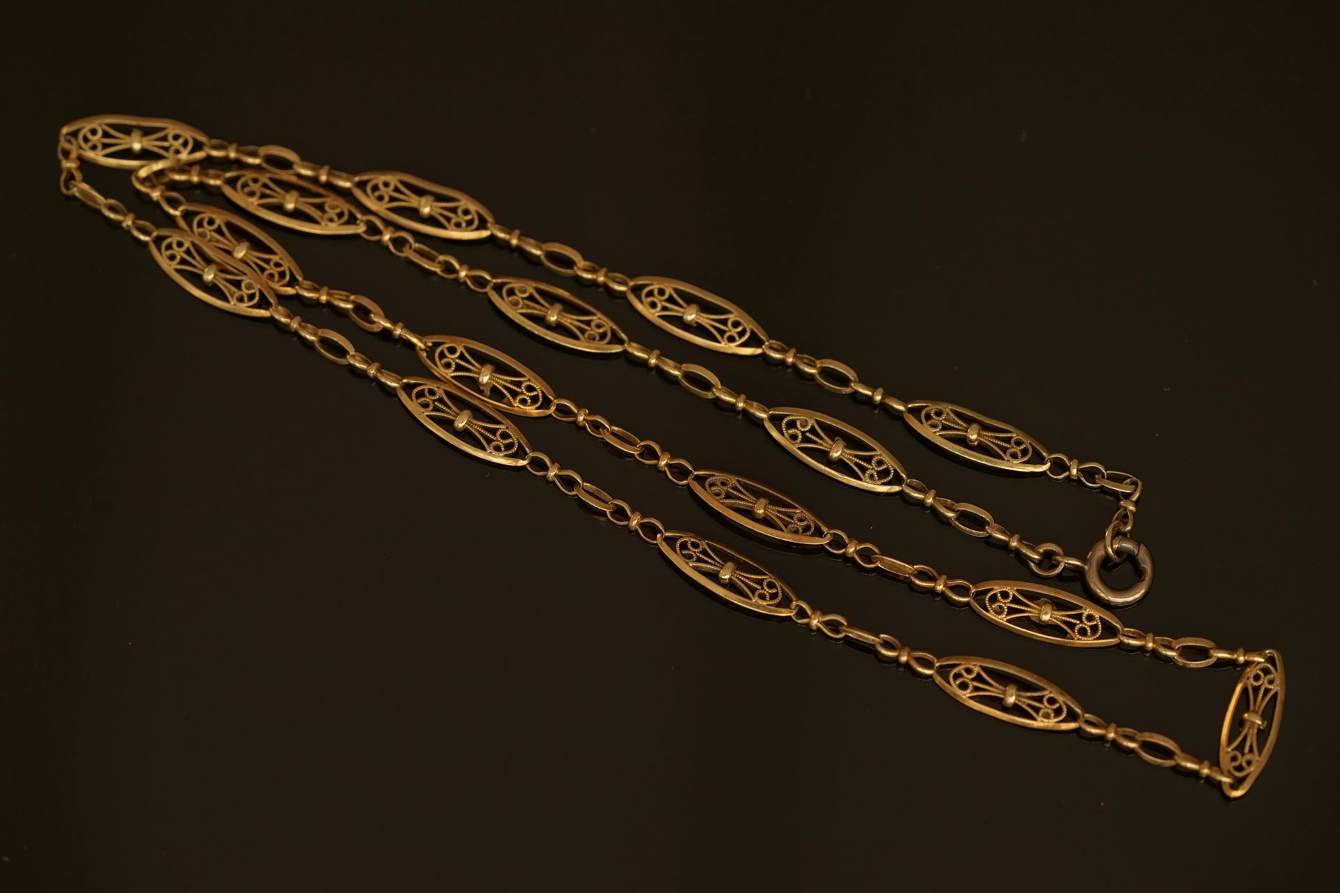 Null COLLIER aus 18-karätigem Gelbgold (750/°°) mit filigranen Gliedern. Federri&hellip;