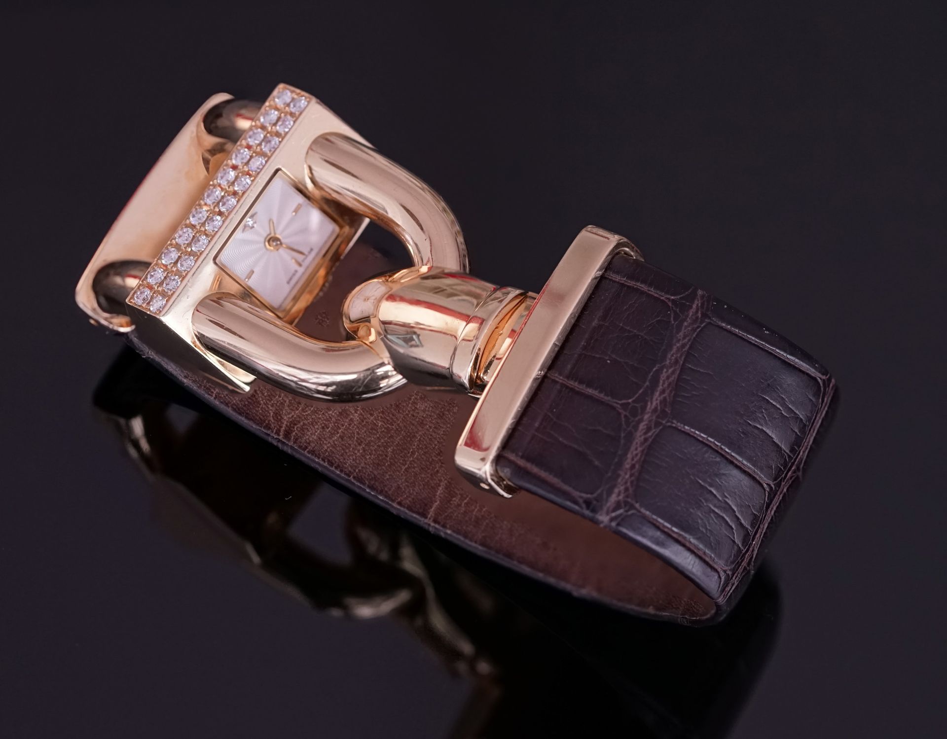 Null VAN CLEEF & ARPELS - 18K（750/°）黄金 "挂锁 "女士手镯腕表。表壳上镶嵌着明亮式切割钻石。白色玑镂表盘，巴顿式时标和钻石&hellip;