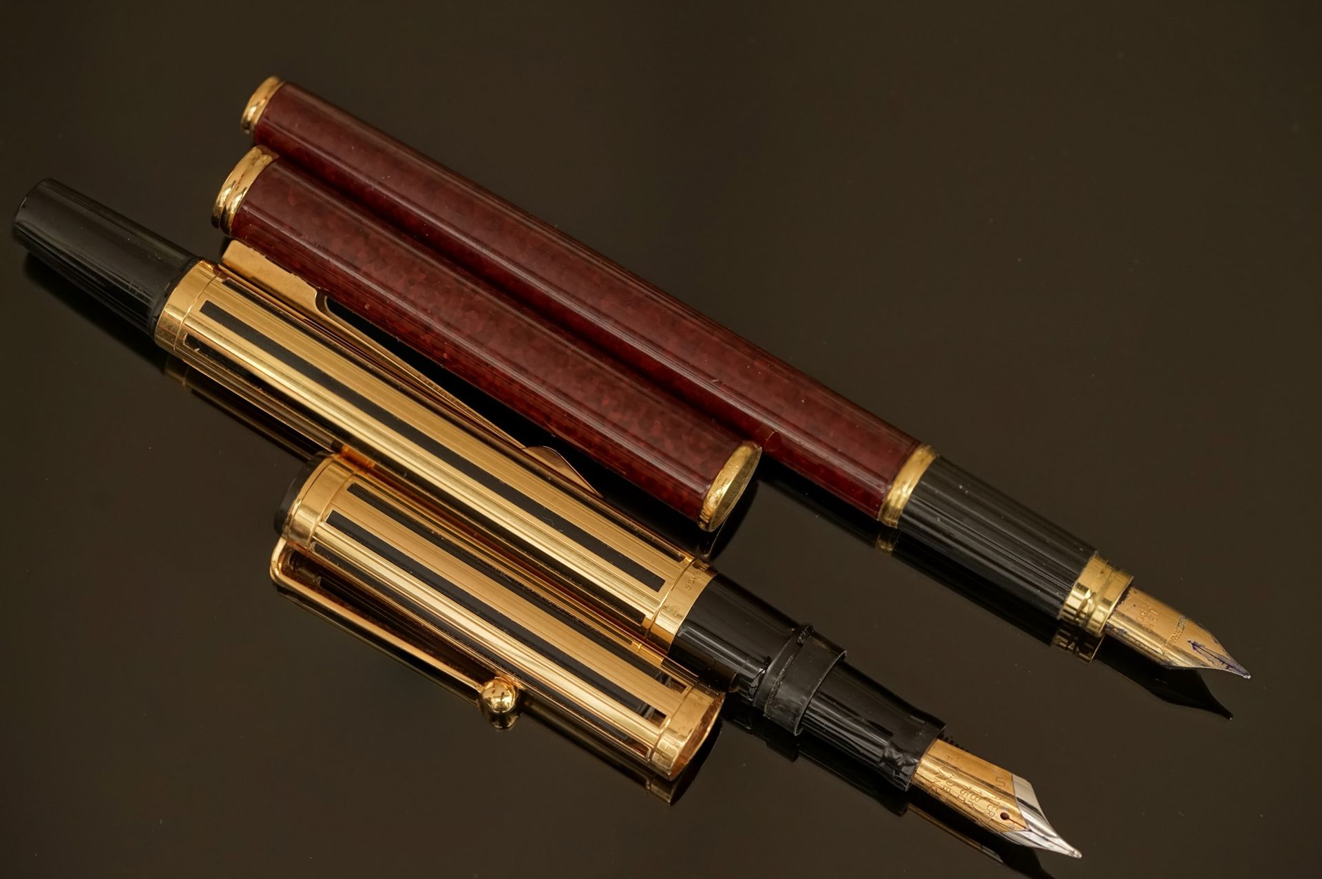 Null WATERMAN - SET OF 2 STYLOS, lacquer and gilded metal, feathers in 18K yello&hellip;
