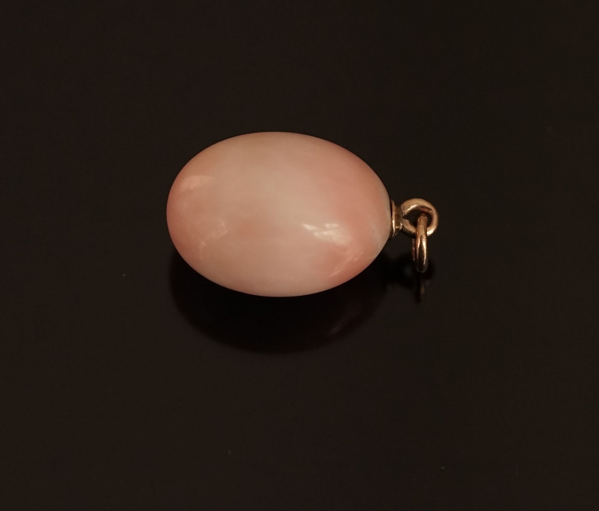 Null PENDANT composed of a drop pearl fancy pink imitation coral. Clasp in 18k g&hellip;