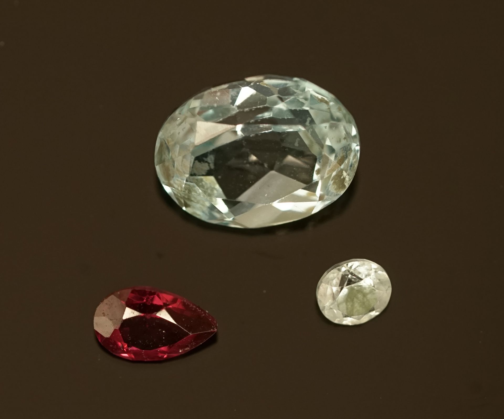 Null 石头组成的LOT。1颗3.39克拉的蓝色黄宝石，1颗0.24克拉的蓝色黄宝石，1颗0.50克拉的红榴石