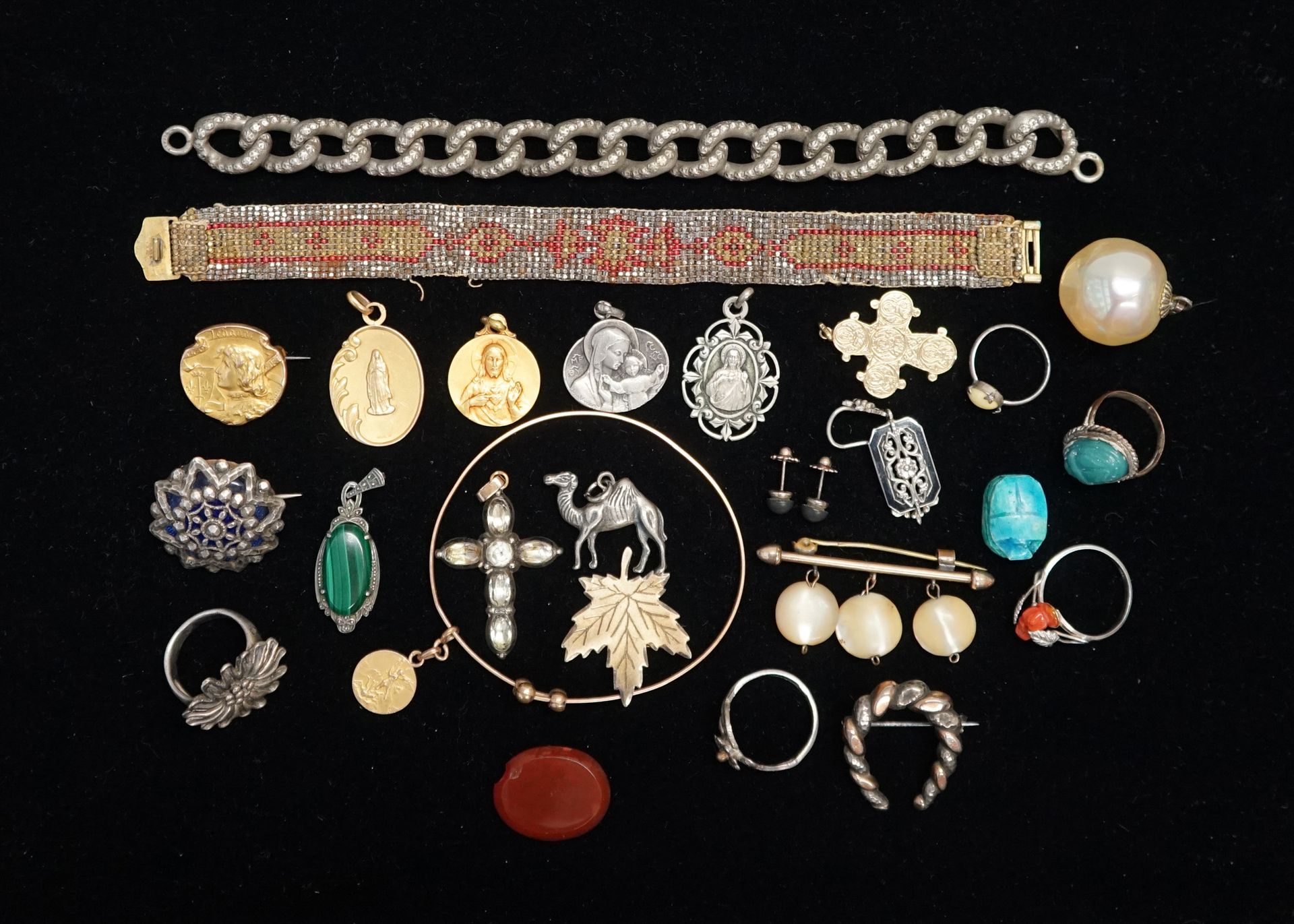 Null 一组古董珠宝，有些是银制的，最小800/°，包括：戒指，耳环，胸针，吊坠，宗教奖章，手镯，耳钉。