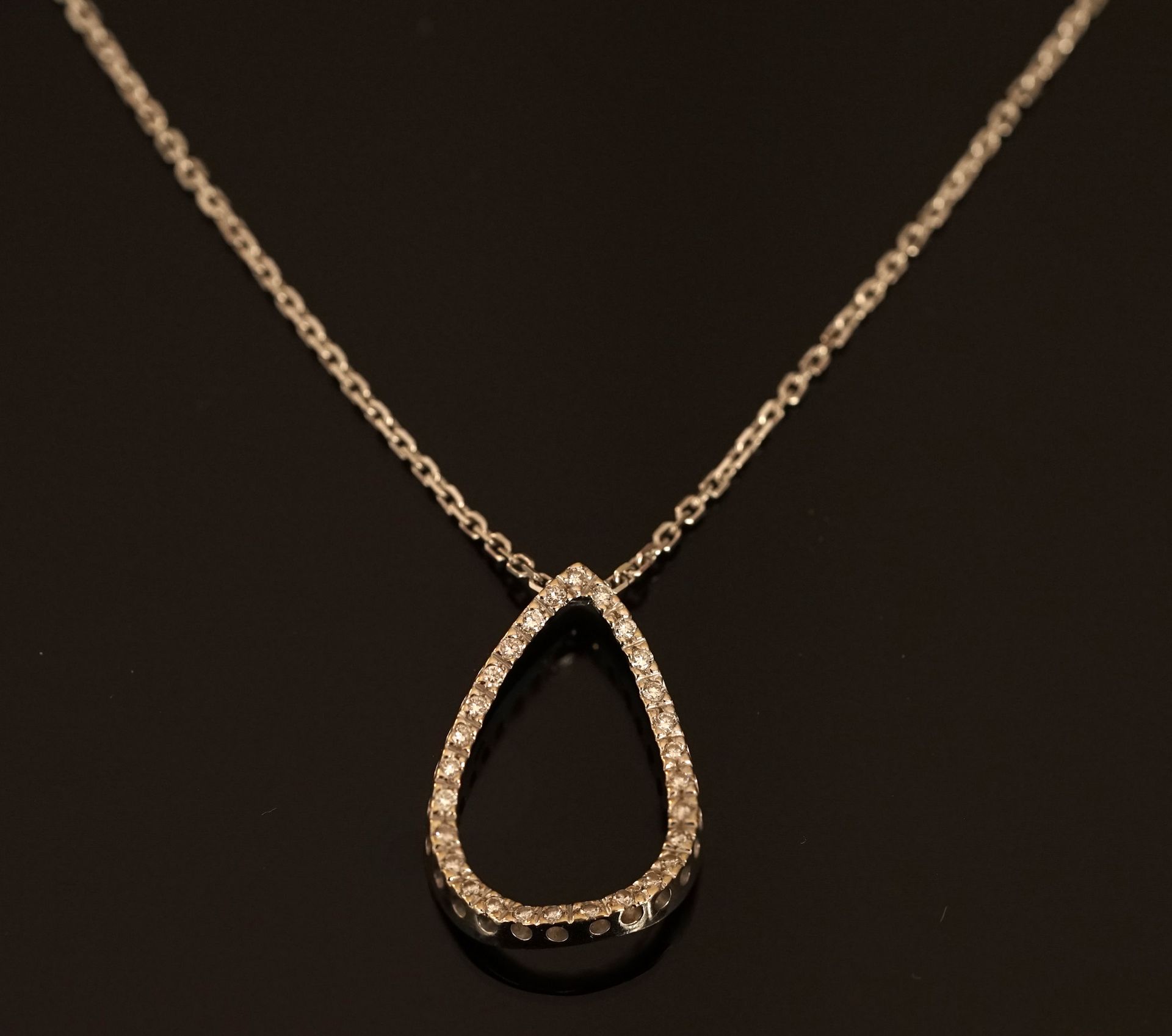 Null 18K(750/°)白金链和吊坠，以水滴形式镶嵌钻石。吊坠长：2.2厘米，PB：5克