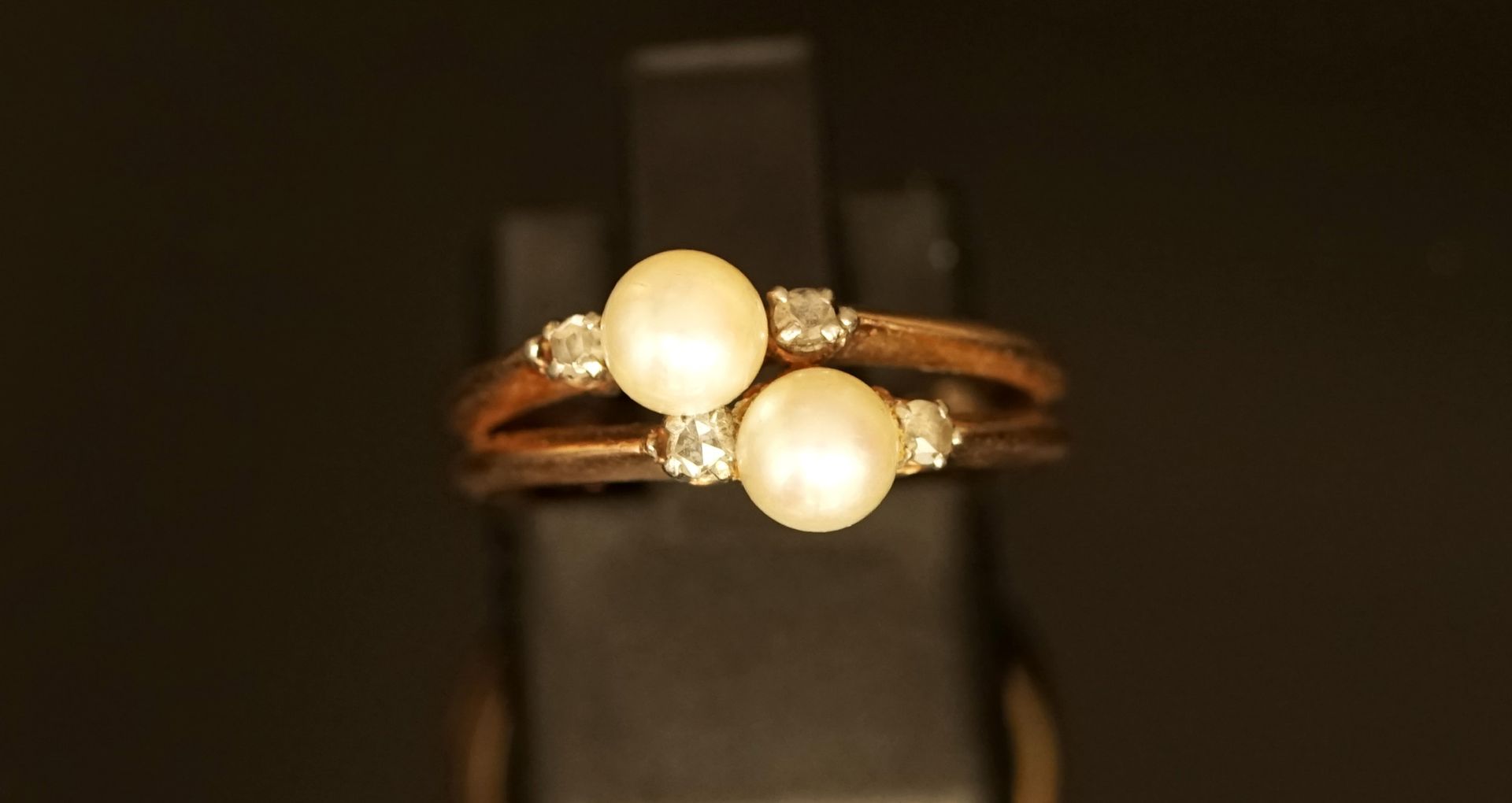 Null 18K黄金（750/°）仿古戒指，镶嵌2颗珍珠和玫瑰花。TD: 53, PB: 3.1g