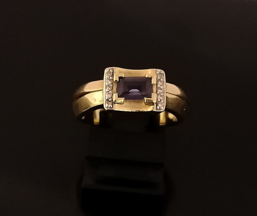 Null 18K（750/°）黄金戒指，白金镶嵌椭圆形紫水晶和8x8颗钻石，开放式表圈。TD: 56, PB: 4.92g