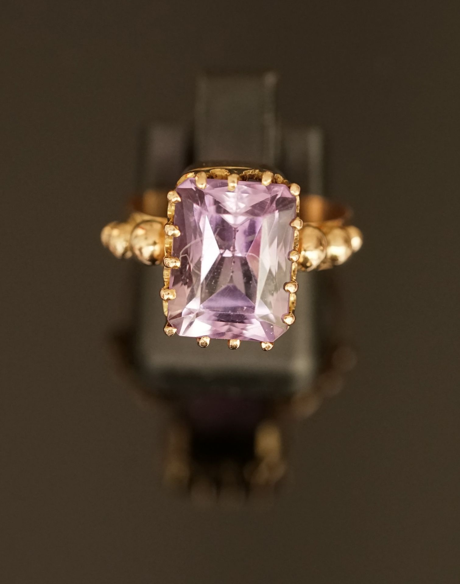 Null 18K黄金(750/°)戒指，镶嵌长方形紫水晶和金球。TD: 55, PB: 5.9g