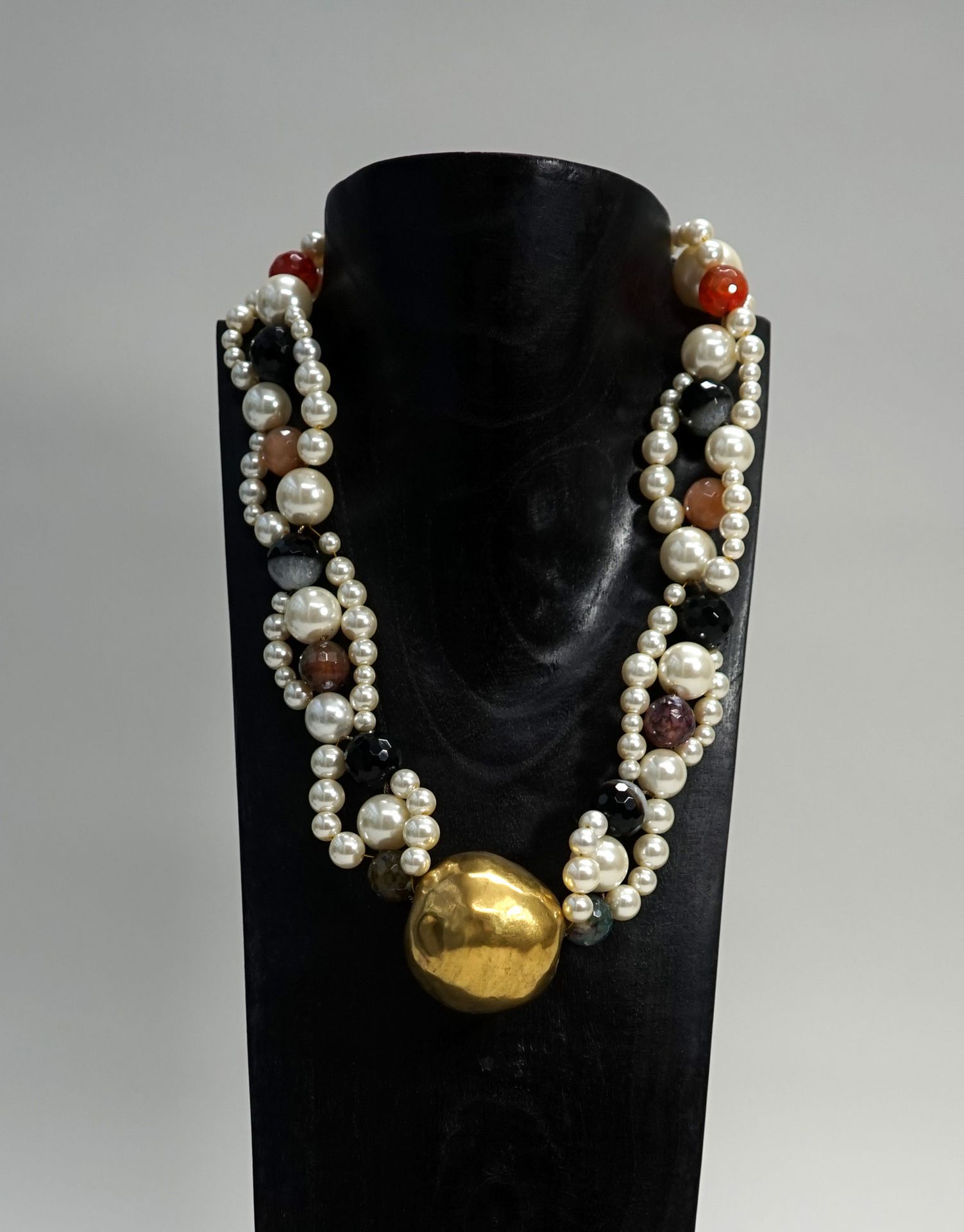 Null NECKLACE "Couture" composed of false pearls and balls of hard stones, cente&hellip;