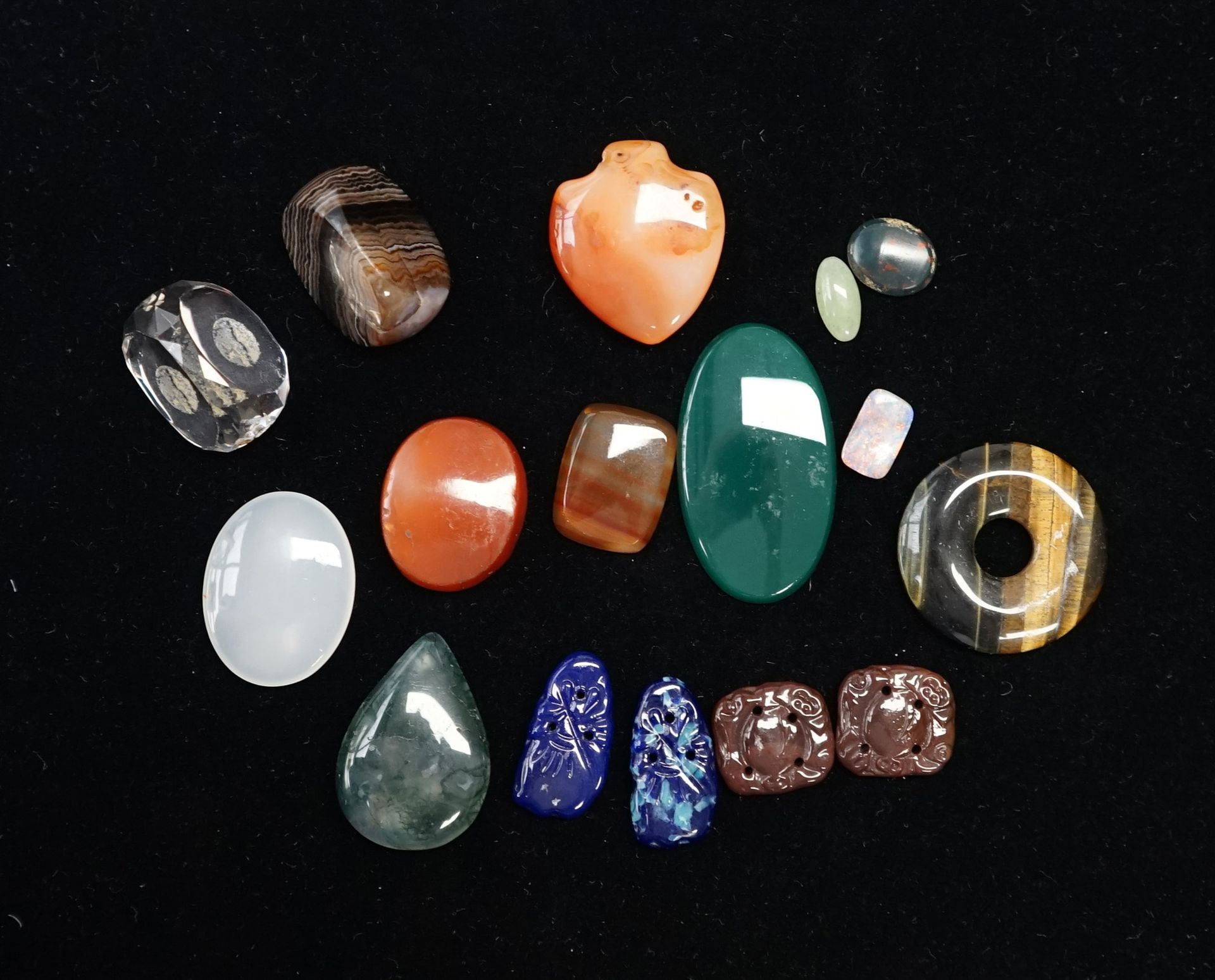 Null ENSEMBLE composé d'éléments en pierres dures (agate, onyx, quartz) non grav&hellip;