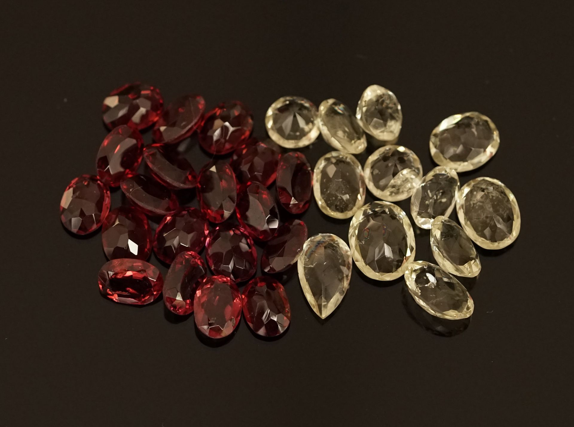 Null 一组由30.56克拉的杏仁石榴石和19.11克拉的柠檬色黄水晶组成的宝石。