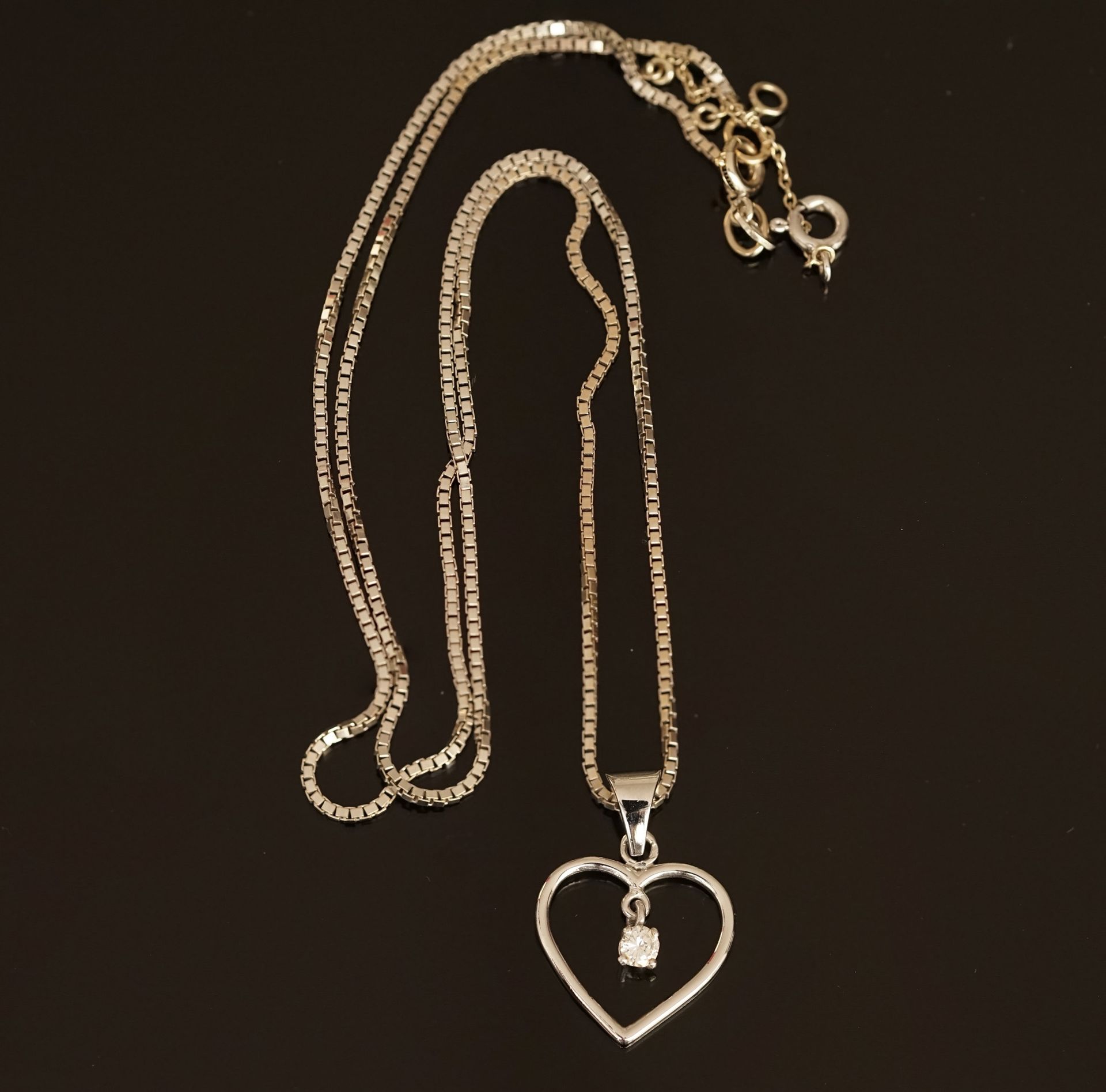 Null 18K (750/°°) white gold CHAIN and PENDANT, featuring a hollowed-out heart c&hellip;