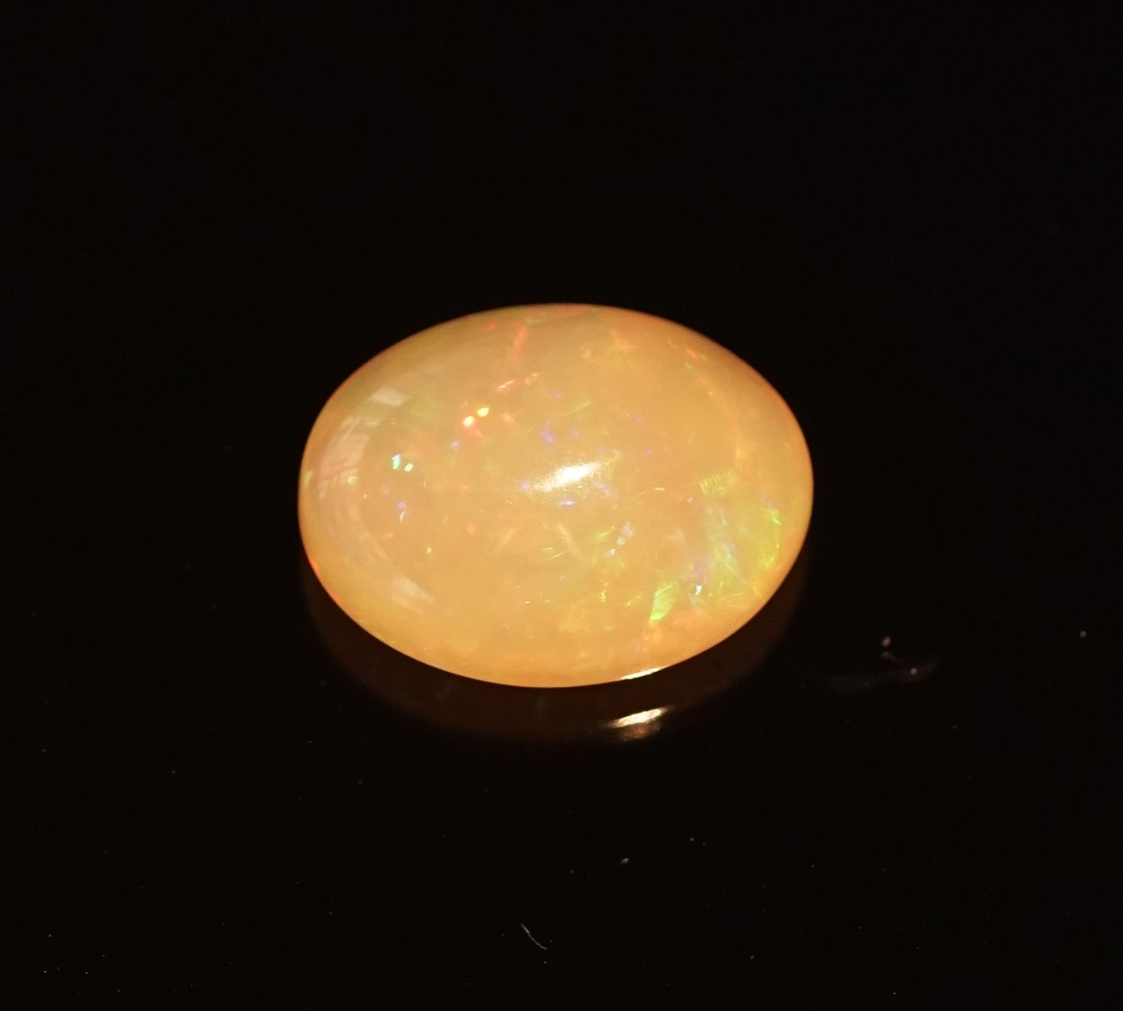 Null Beautiful oval opal. About 4ct. L: 1,7cm