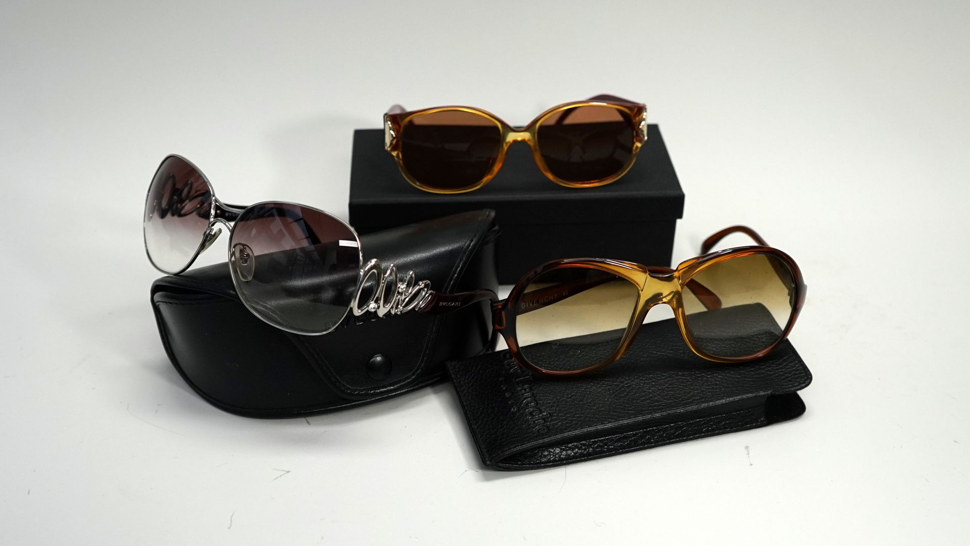 Null ENSEMBLE composé de 2 paires de lunettes de soleil: Givenchy et Bulgari. On&hellip;