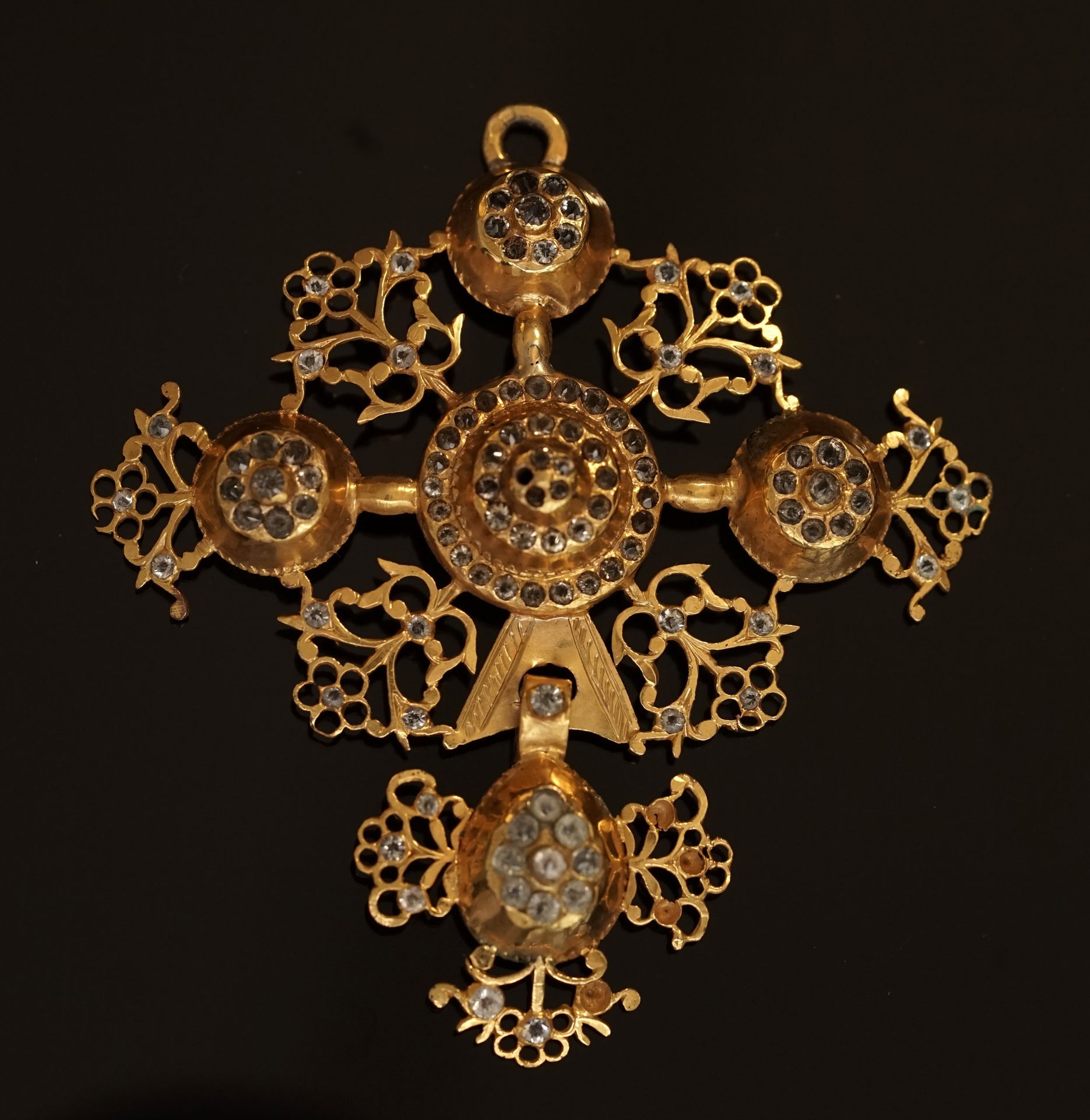 Null CIONDOLO Croce di San Lo in oro e argento 14 ct (585/°°), marchio del cigno&hellip;