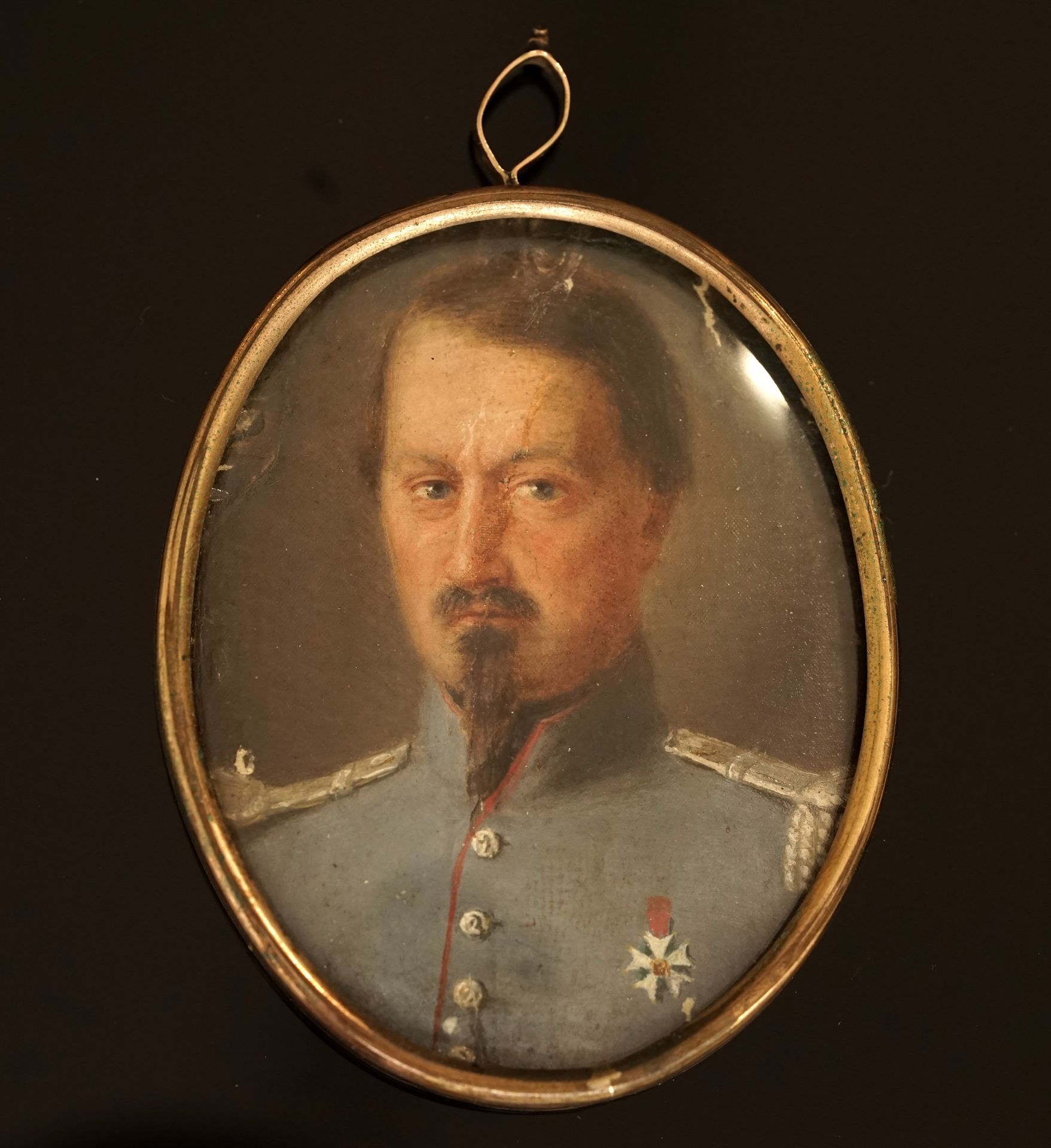 Null MINIATURE ovale montée en pendentif présentant un portrait d'officier. Huil&hellip;