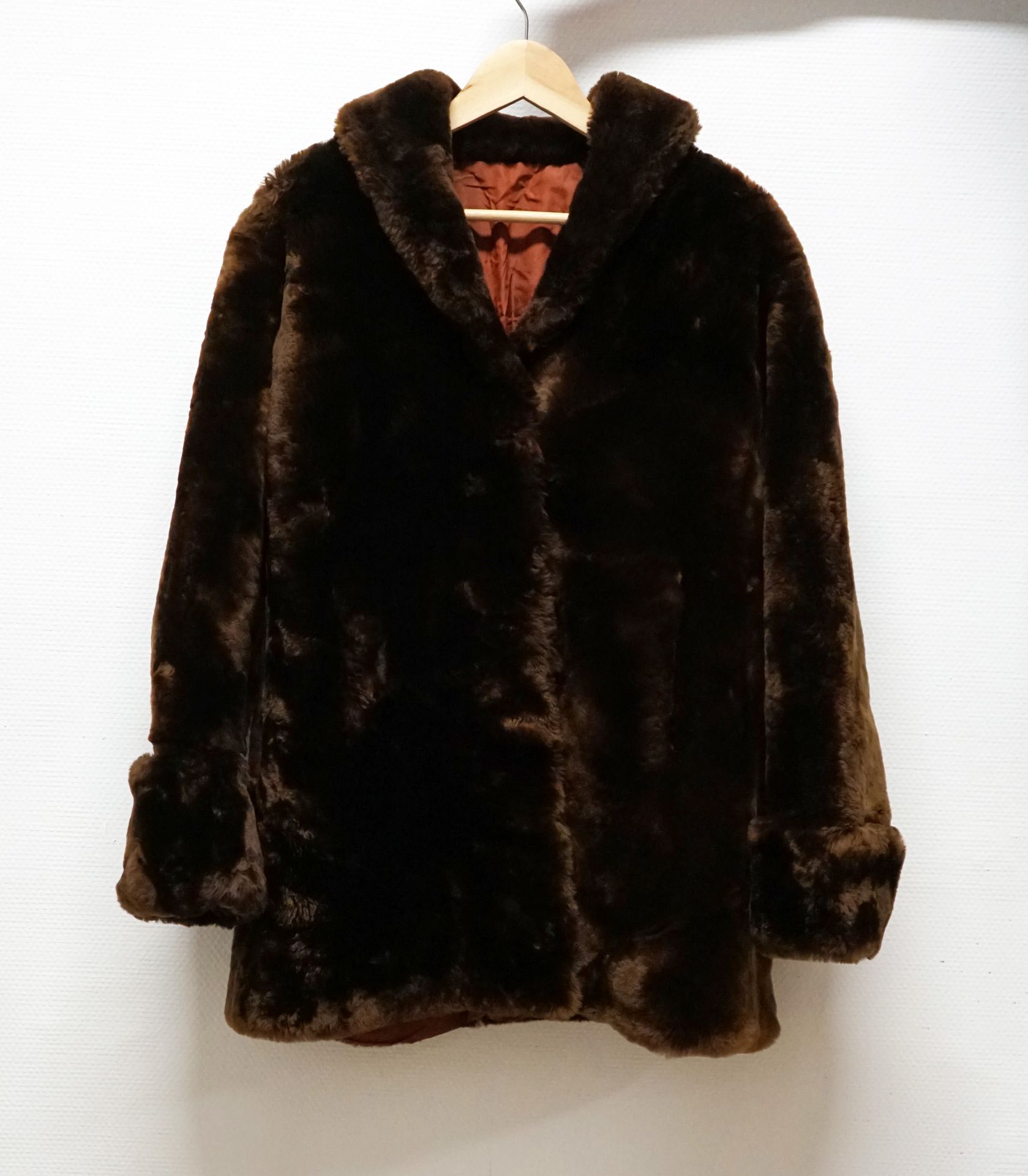 Null Short coat in dark brown fur. Without claw. Closing by 2 hooks, straight cu&hellip;