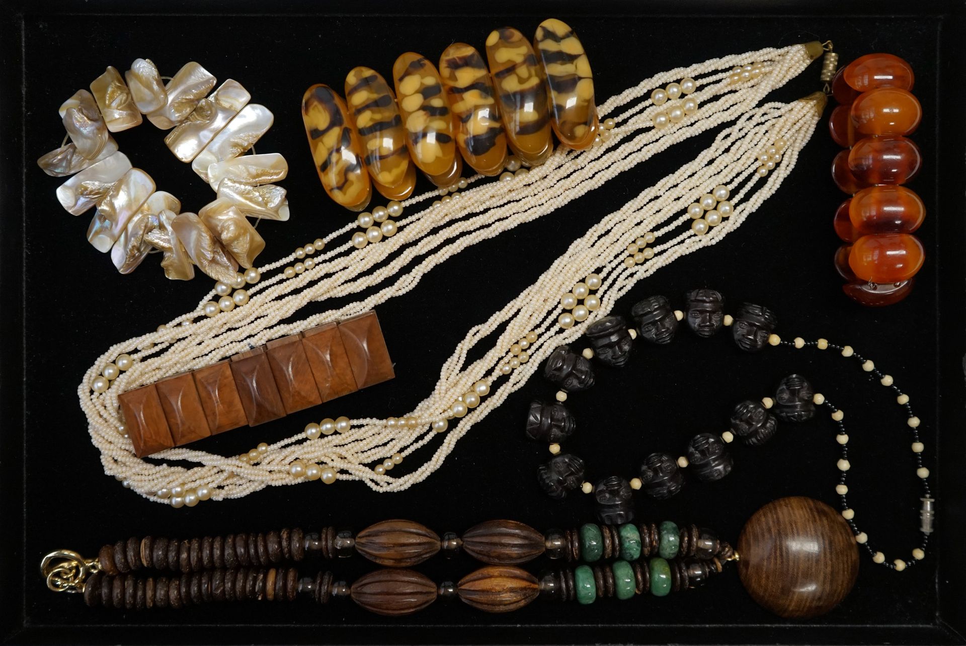 Null 范特西珠宝：套装由2条木头、石头和树脂珠子组成的项链，1条由仿珍珠和种子珠子组成的多行项链，以及4条由木头、珍珠母和仿琥珀树脂组成的弹性手链。
