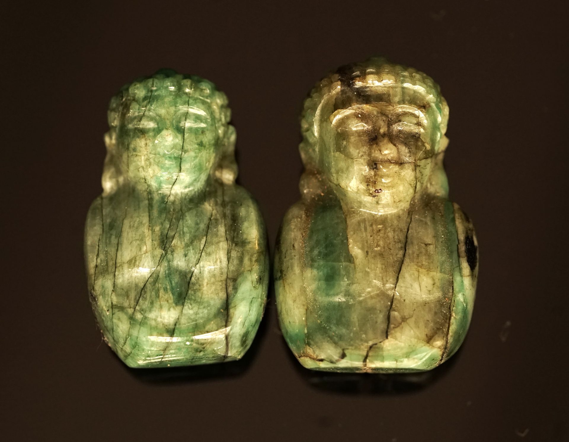 Null SET of 2 Buddha torsos carved in emerald root. H: 3.7 and 3.5cm (PB: 38g)