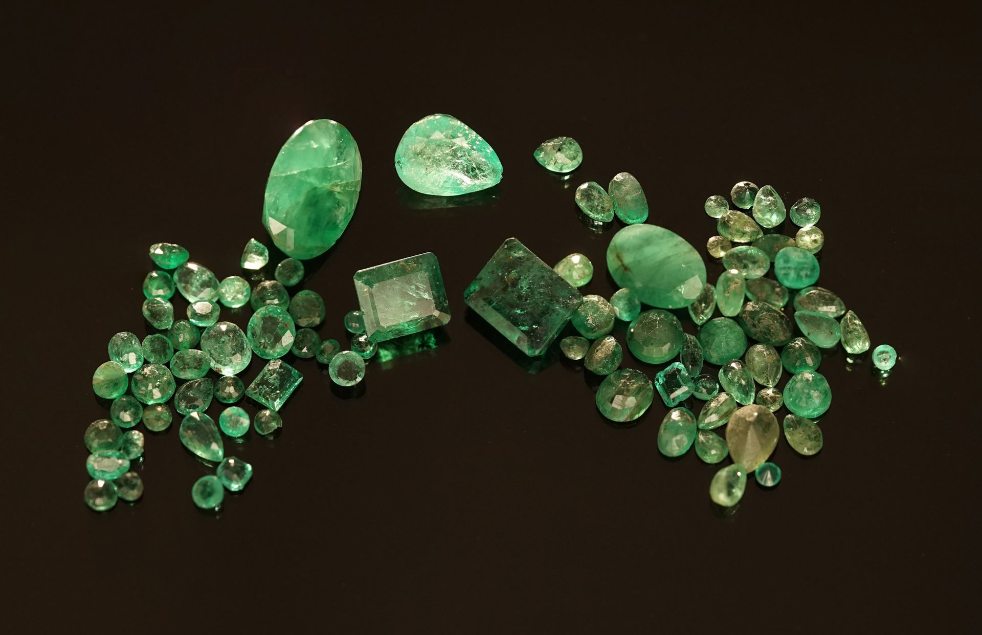 Null 大量的彩色宝石：椭圆形、圆形和长方形的祖母绿和合成的微晶石