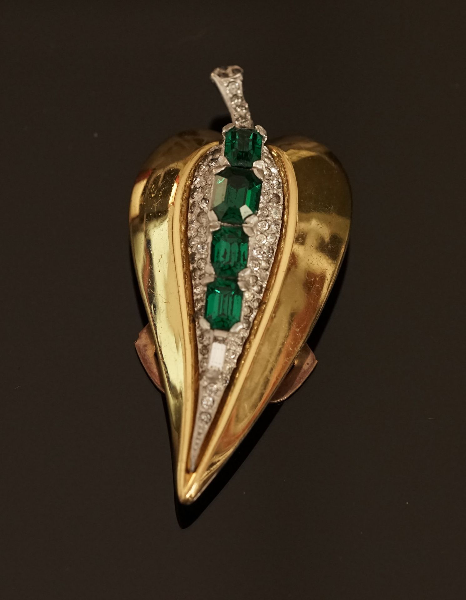 Null MC CLELLAND BARCLAY - 镀金金属夹，无色和绿色流苏代表一片叶子。装饰艺术（1930 / 40）。高：6.5厘米