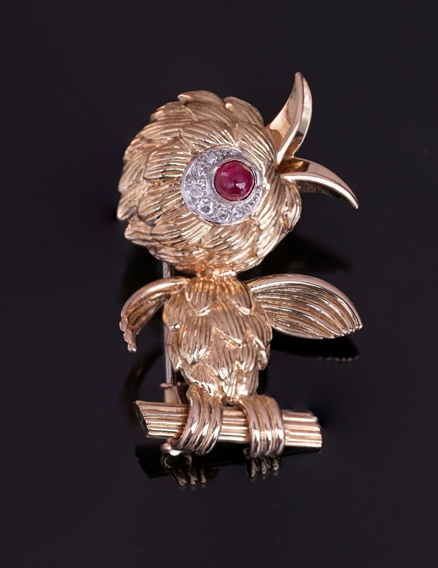 Null BOUCHERON - 18K黄金（750/°）胸针，呈现出一只在树枝上的小鸟，眼睛镶嵌着一颗凸圆形红宝石，周围环绕着钻石。高：3.5厘米。PB：12&hellip;