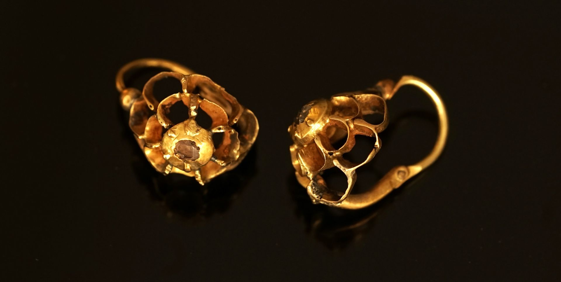 Null 一对18K(750/°)黄金DORMEUSES，形成一个镂空的花朵图案，中心有一颗台钻。可能是西班牙或葡萄牙，18世纪。高：2厘米，PB：2.8克