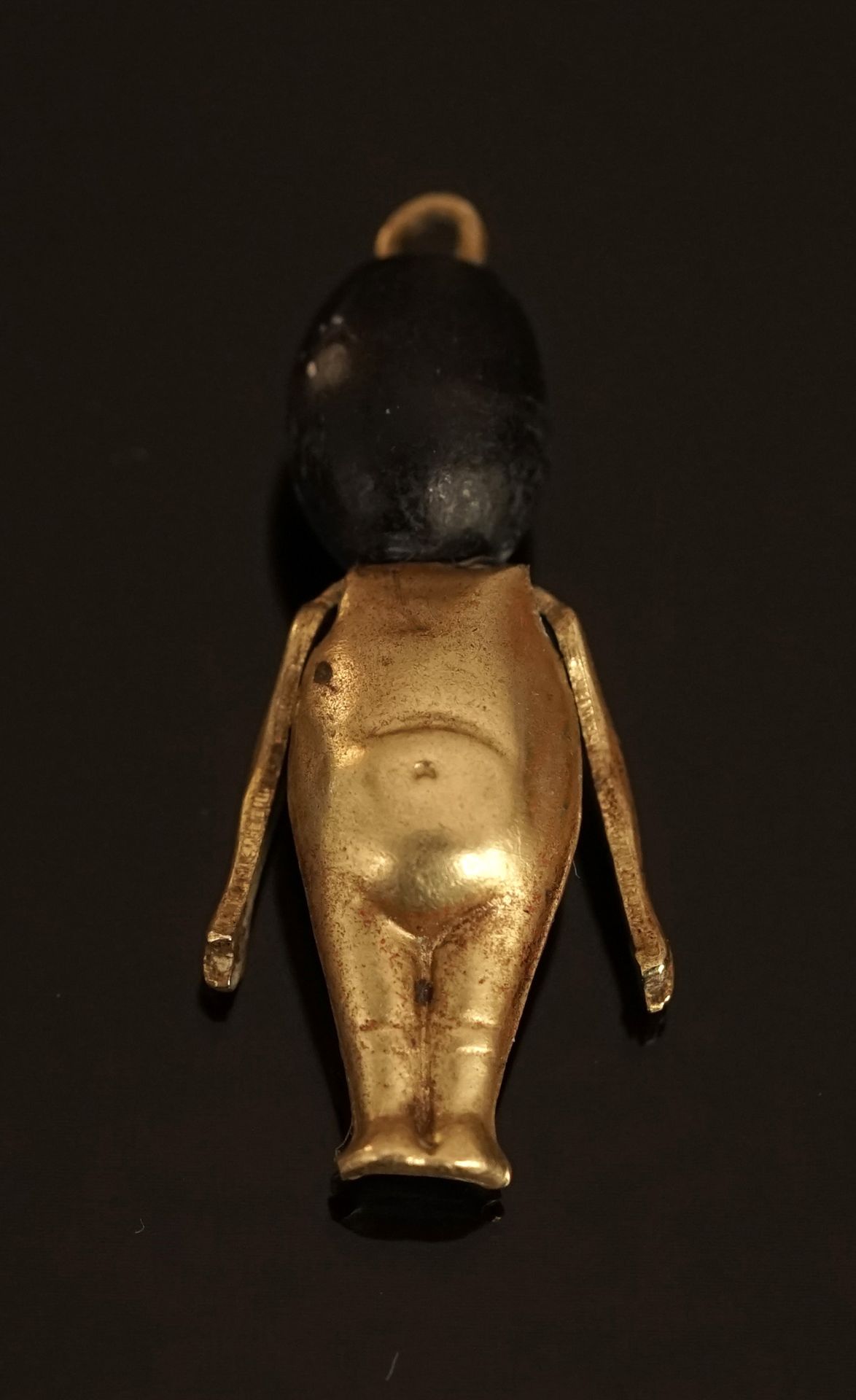 Null Colgante "FUMSUP" de metal dorado con cabeza de madera. Altura: 2,8 cm. Sin&hellip;
