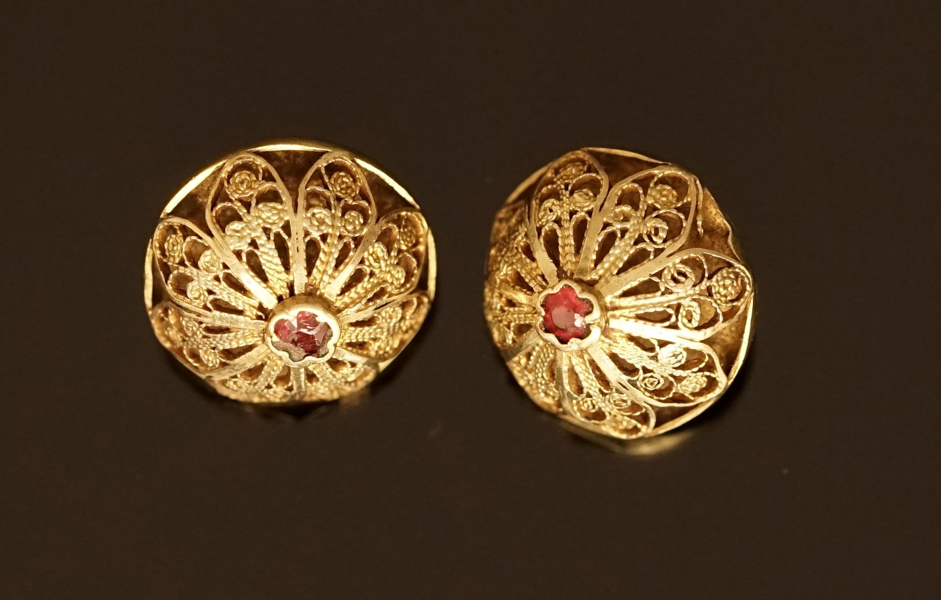 Null PAIR OF ANCIENT BUTTONS in 18k (750/°°) yellow gold with filigree, centered&hellip;