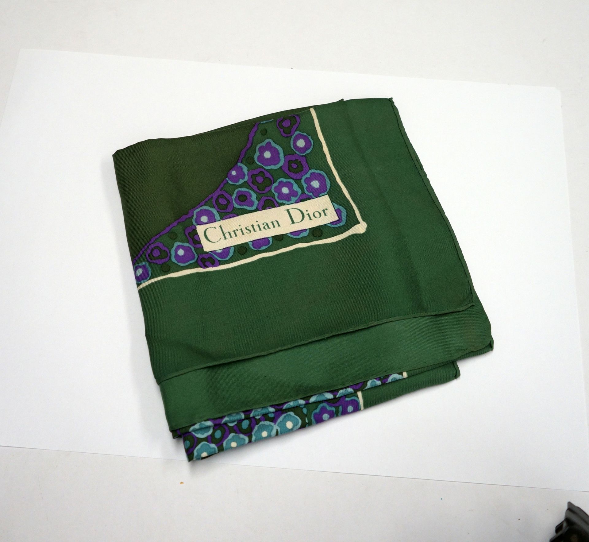 Null CHRISTIAN DIOR - FOULARD carré en soie dans les tons de vert et violet. 75x&hellip;
