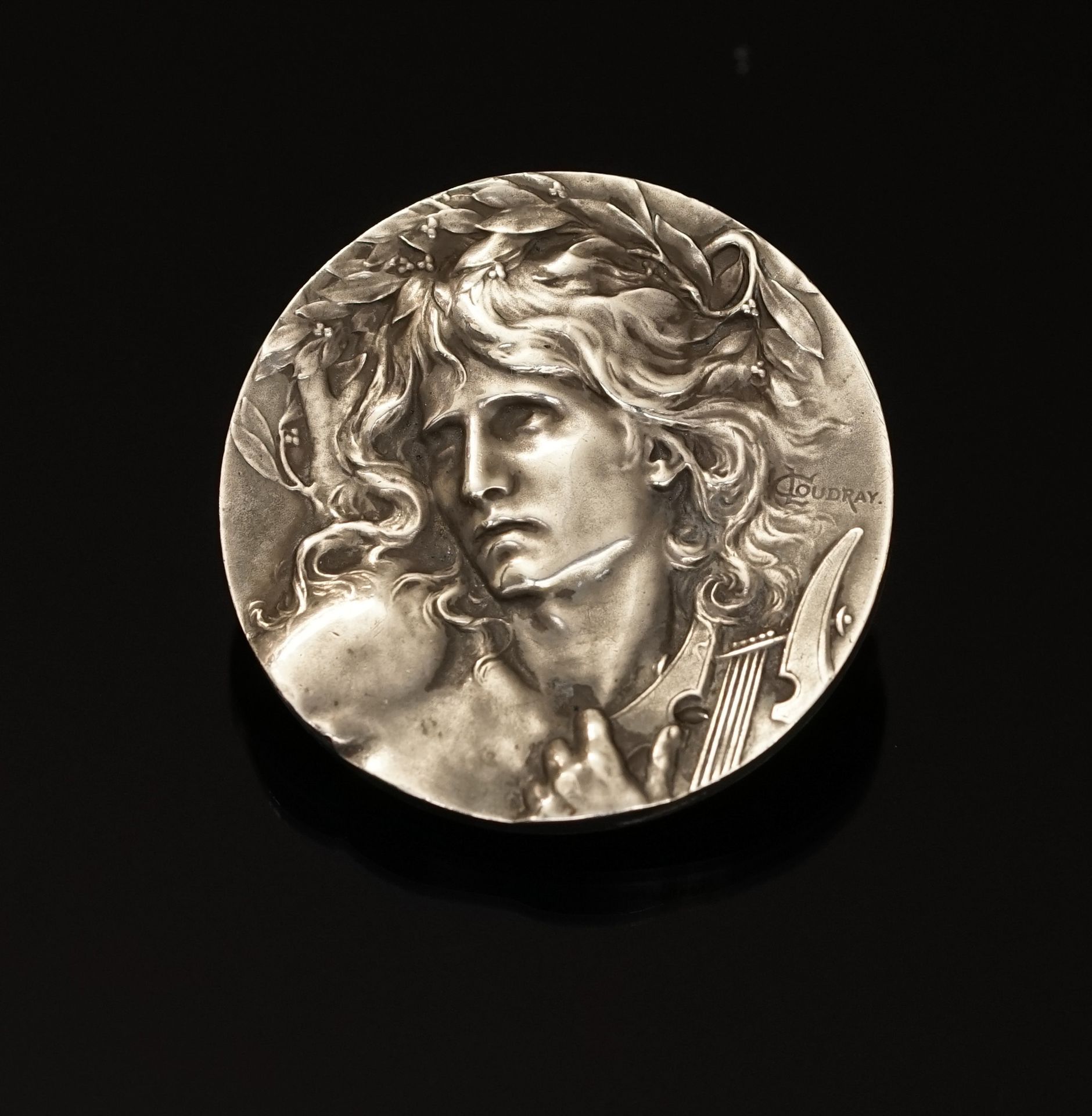 Null BROSCHE aus Silber (min 800/°°), die Orpheus mit Leier darstellt. Signiert &hellip;