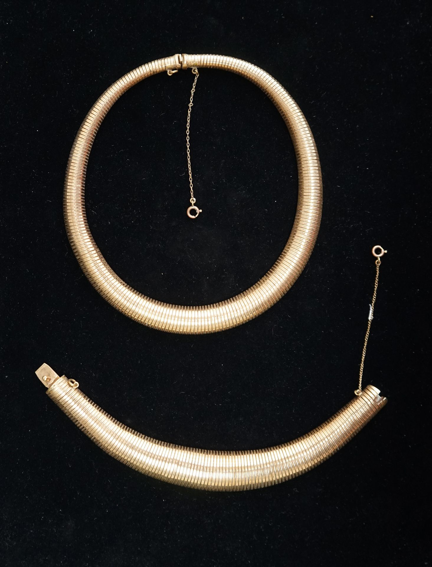 Null 镀金宽管网套装，包括一条项链和一个手镯。约1940/1950年。长：19.5厘米和39厘米