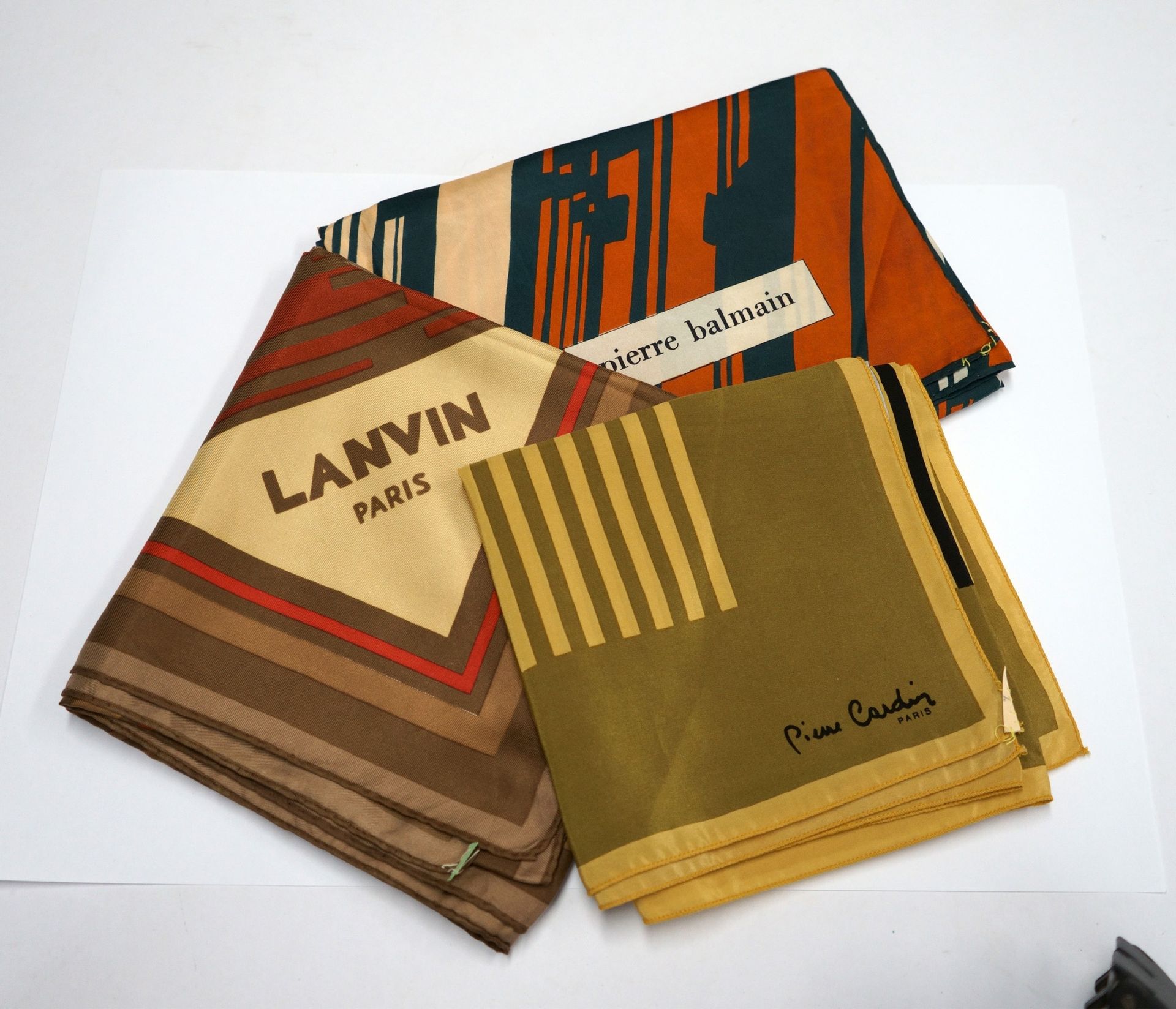 Null BALMAIN - LANVIN - CARDIN - 3 square silk scarves in autumn tones.