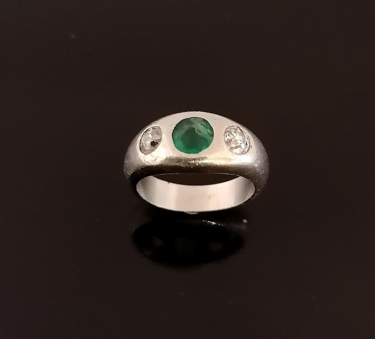Null 一枚铂金戒指，镶有一颗祖母绿和两颗老式切割钻石，每颗约0.25克拉。(穿)。TD: 53.PB：12.85g。