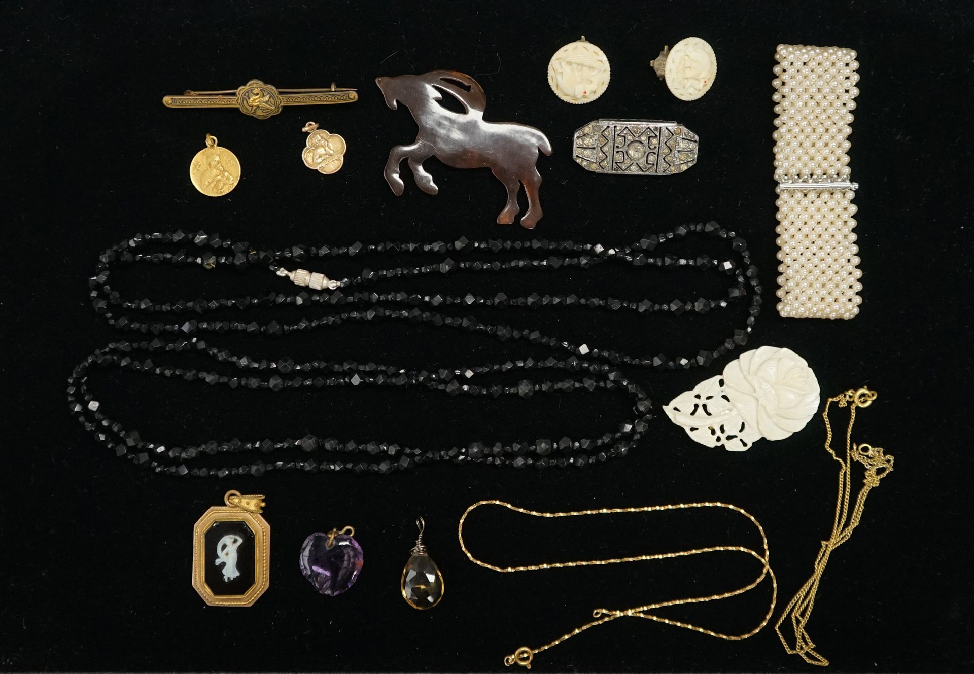 Null SET古董珠宝，包括：喷气式项链，仿珍珠手链，彩色宝石吊坠，胸针。