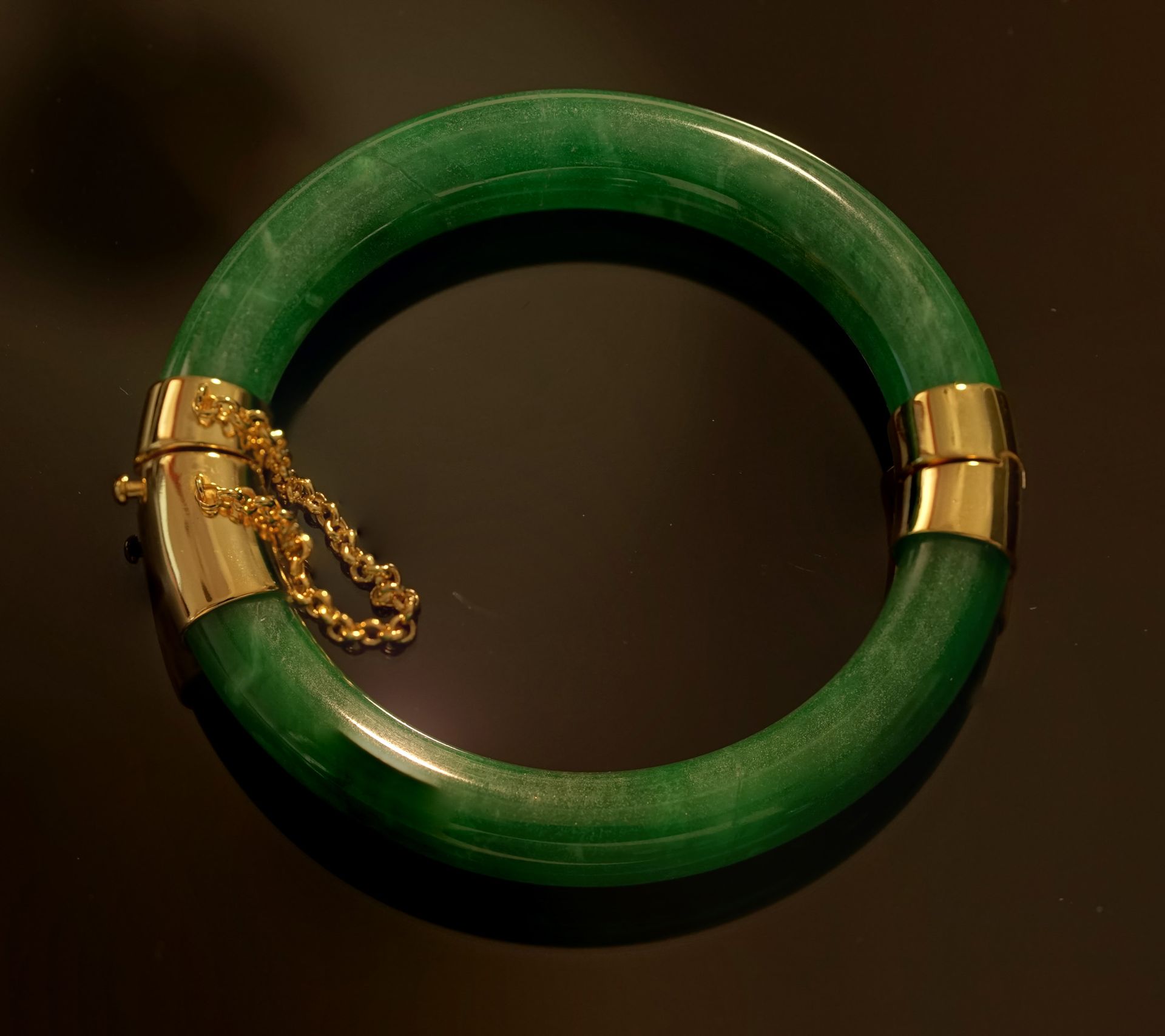 Null 绿玉手镯，铰链和搭扣为鎏金银（vermeil）925/°°。内部直径：6厘米