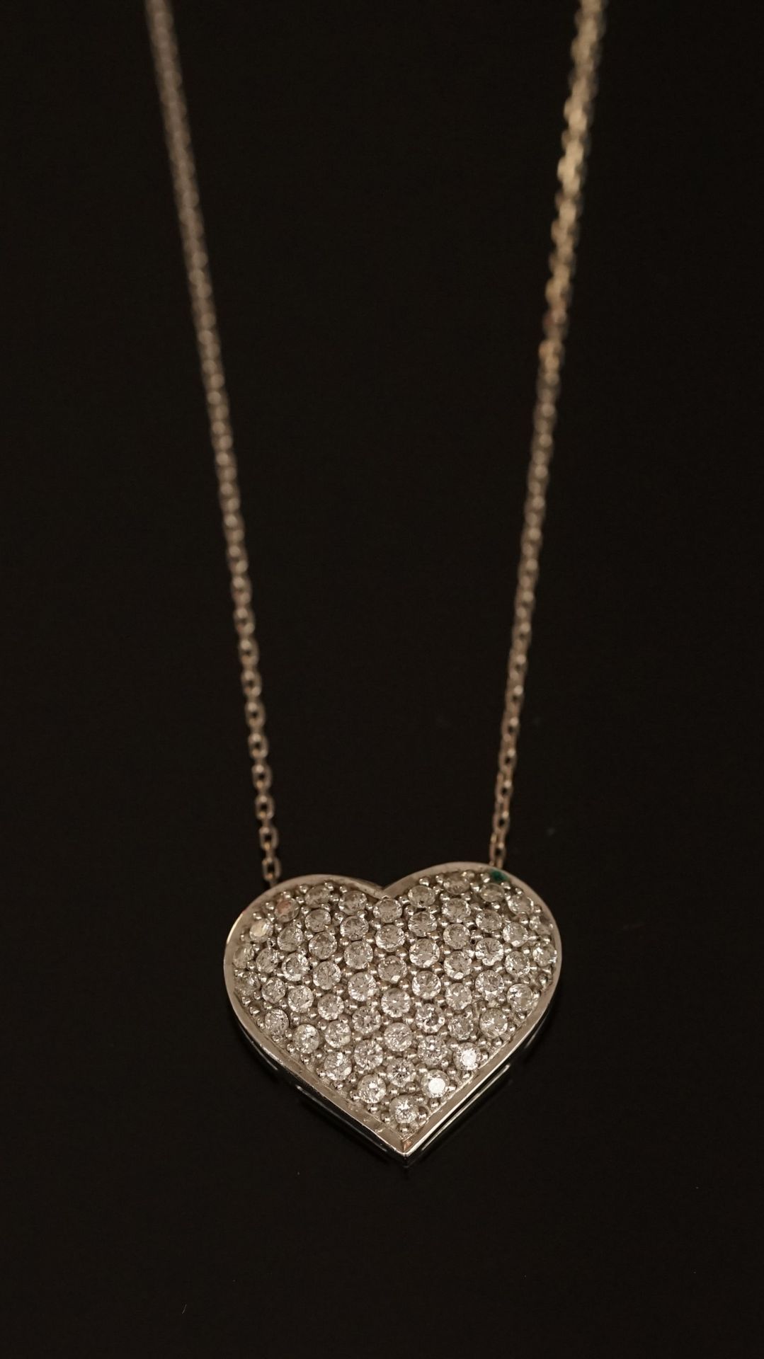 Null 18K（750/°）白金心形吊坠，全部镶嵌明亮式切割钻石，配以精美的forçat项链。长：40厘米，PB：4.10克