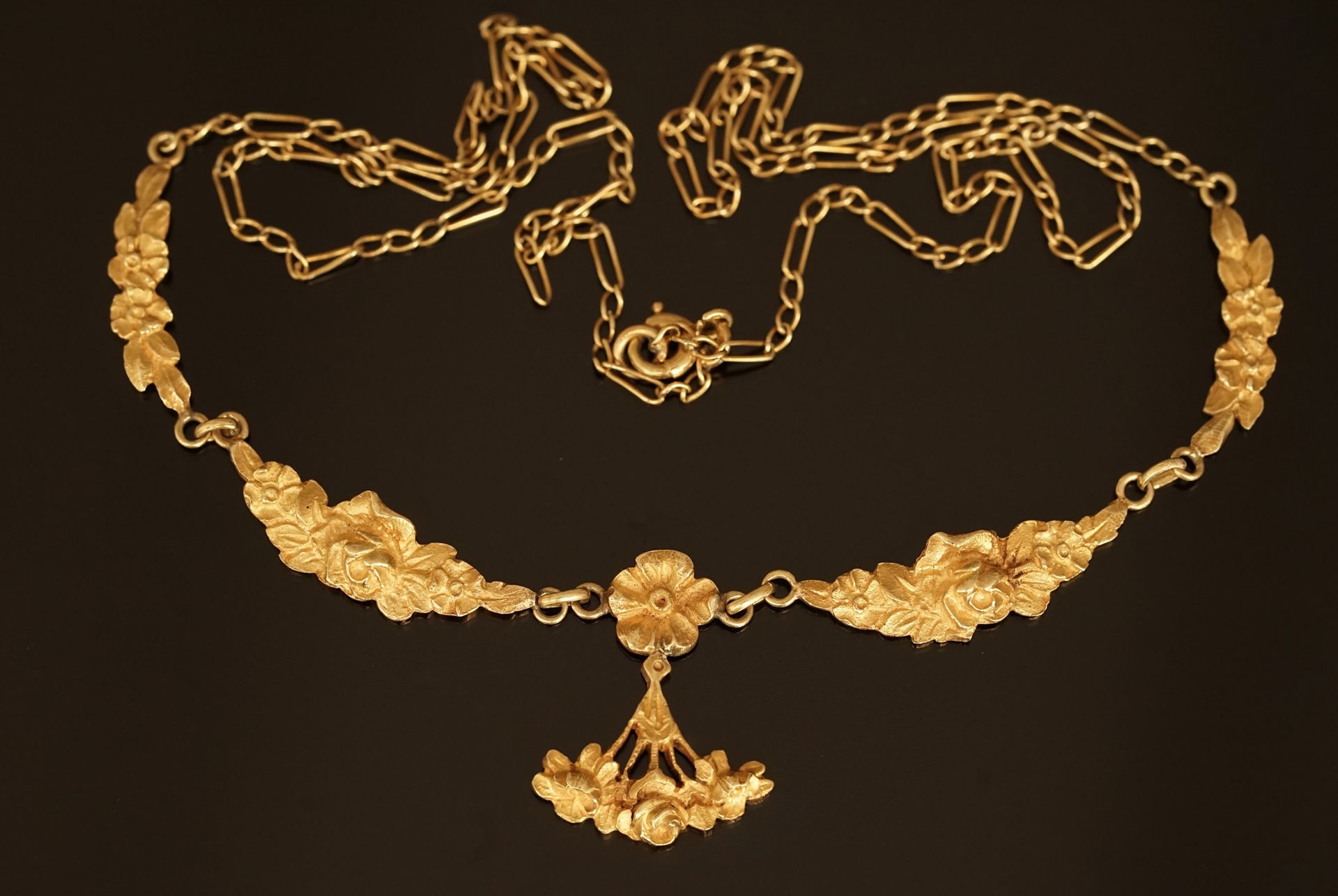 Null 
Halsband aus 18-karätigem Gelbgold (750/°°) mit Blumenmotiven in der Mitte&hellip;